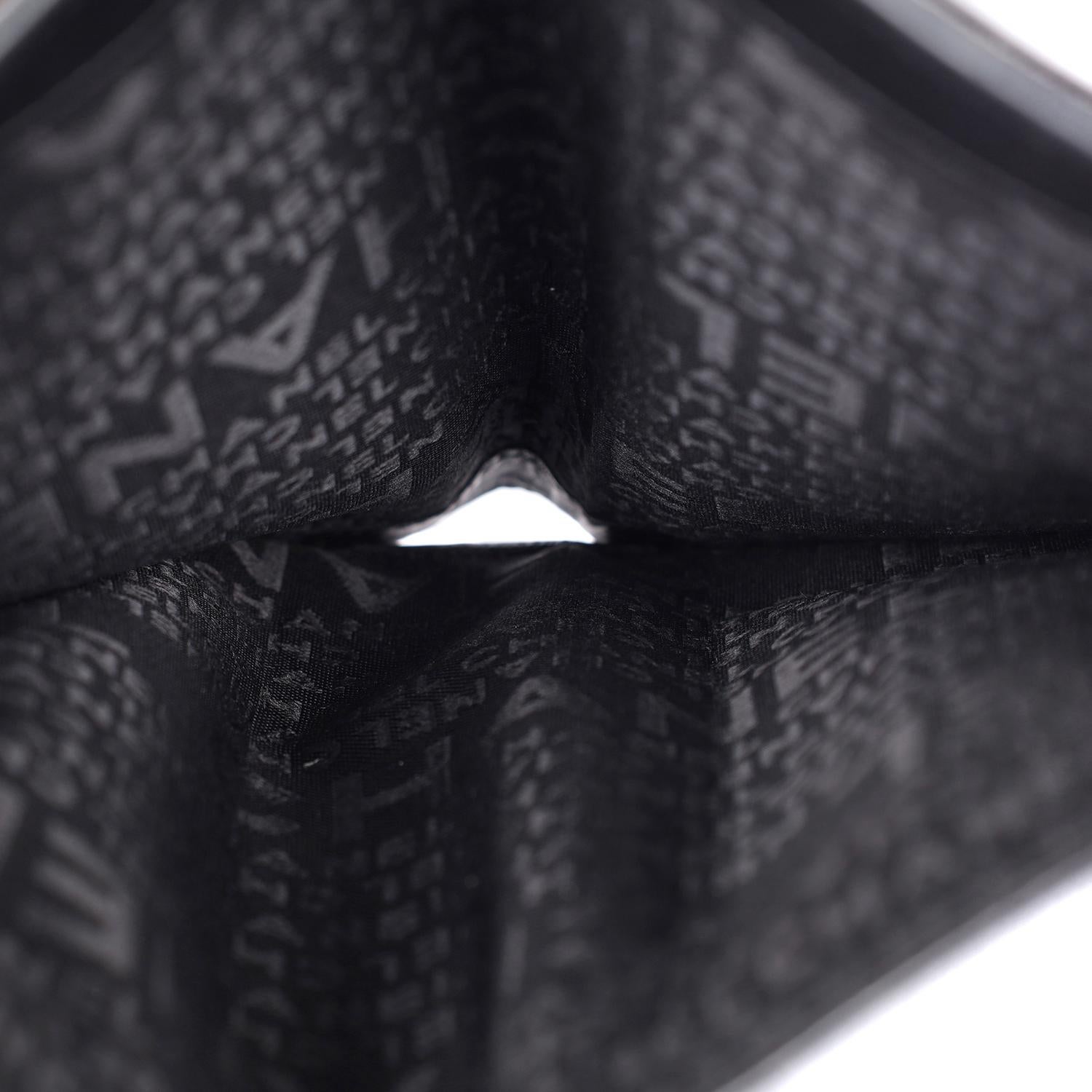 Chanel Portafoglio grande con patta in pelle verniciata in vendita 8