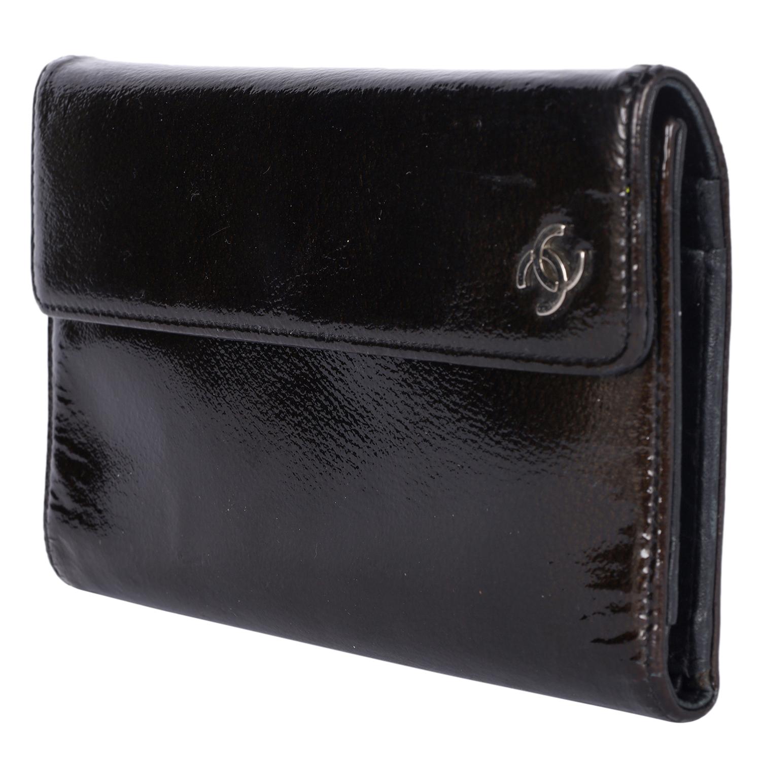 Chanel Portafoglio grande con patta in pelle verniciata In condizioni buone in vendita a Salt Lake Cty, UT