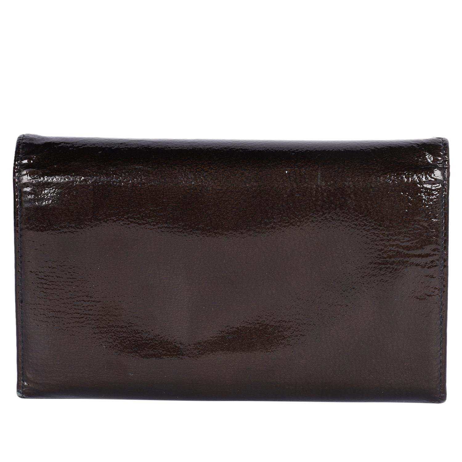 Donna Chanel Portafoglio grande con patta in pelle verniciata in vendita