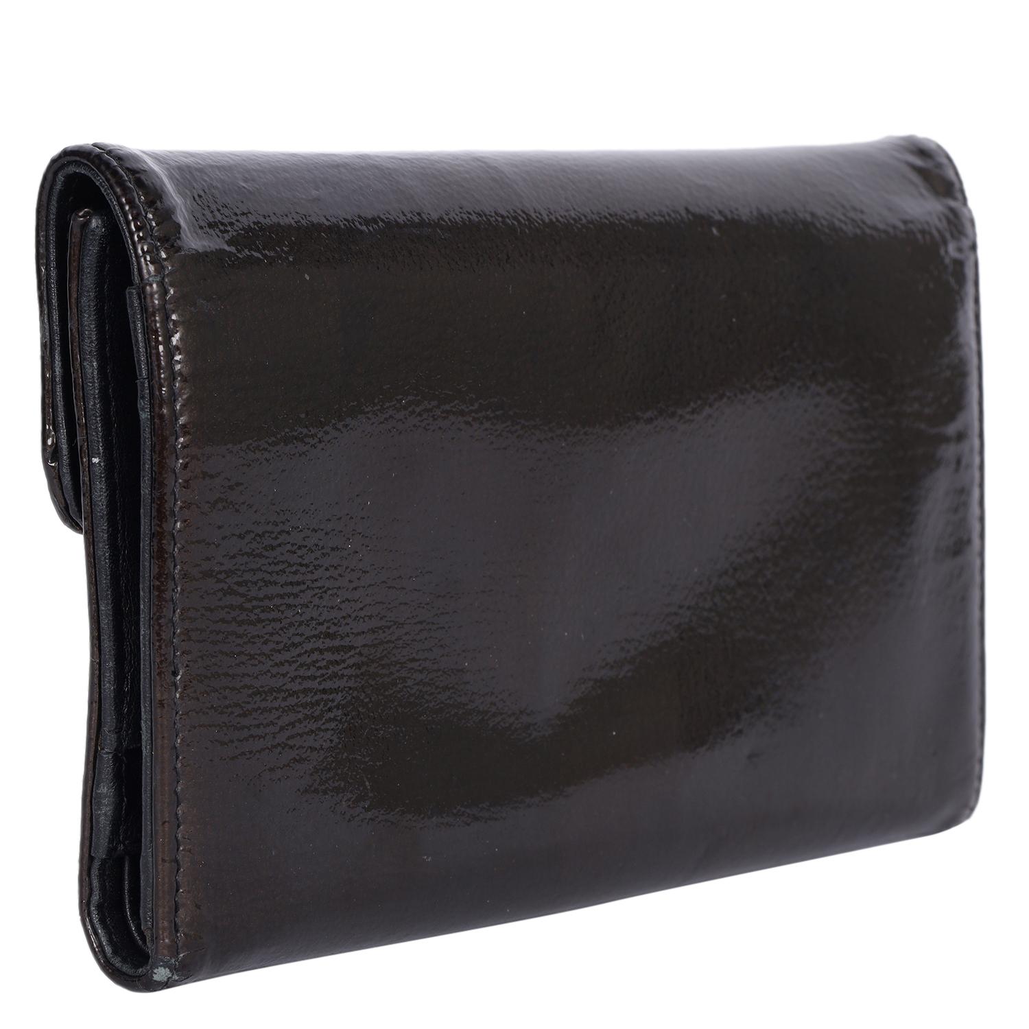 Chanel Portafoglio grande con patta in pelle verniciata in vendita 1