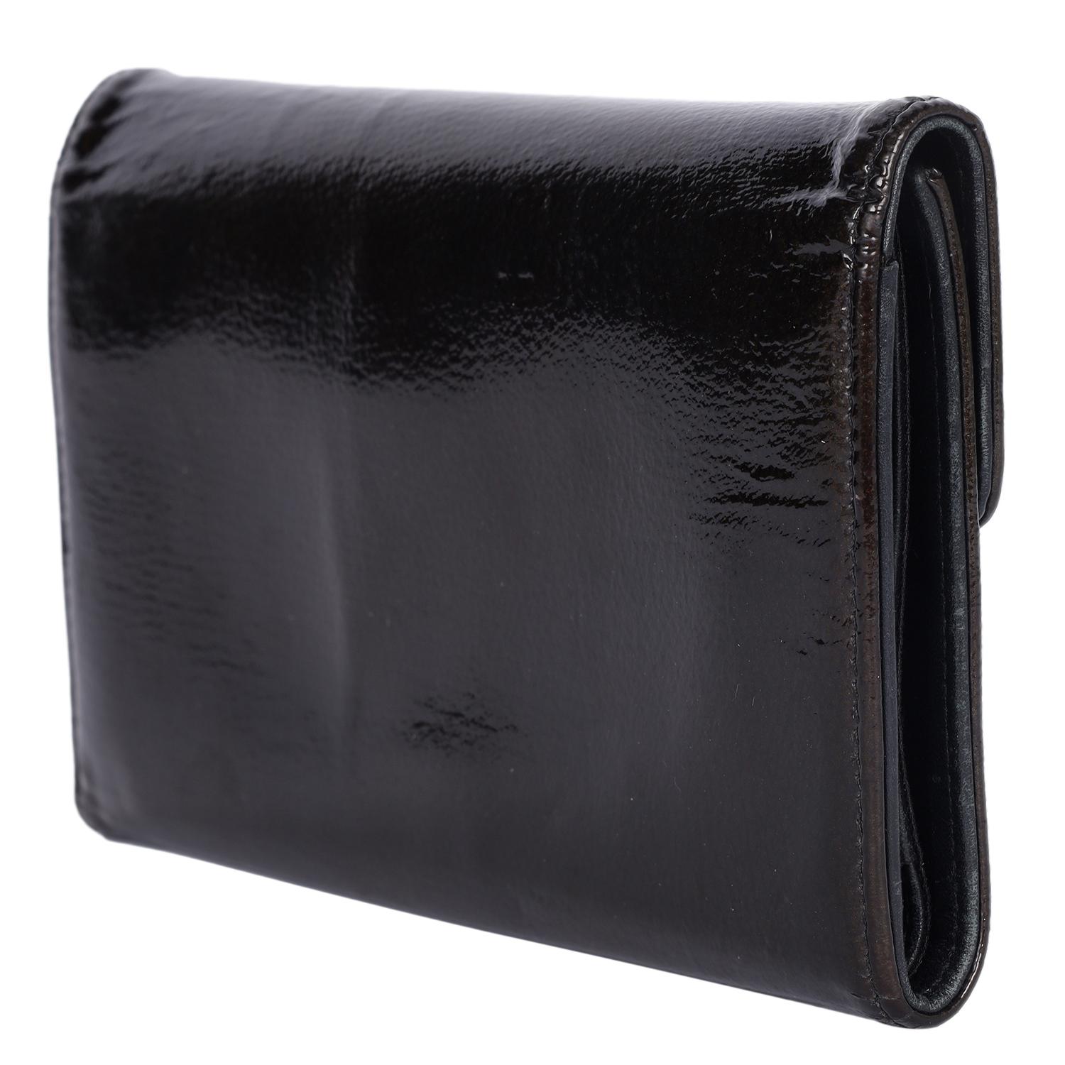 Chanel Portafoglio grande con patta in pelle verniciata in vendita 2