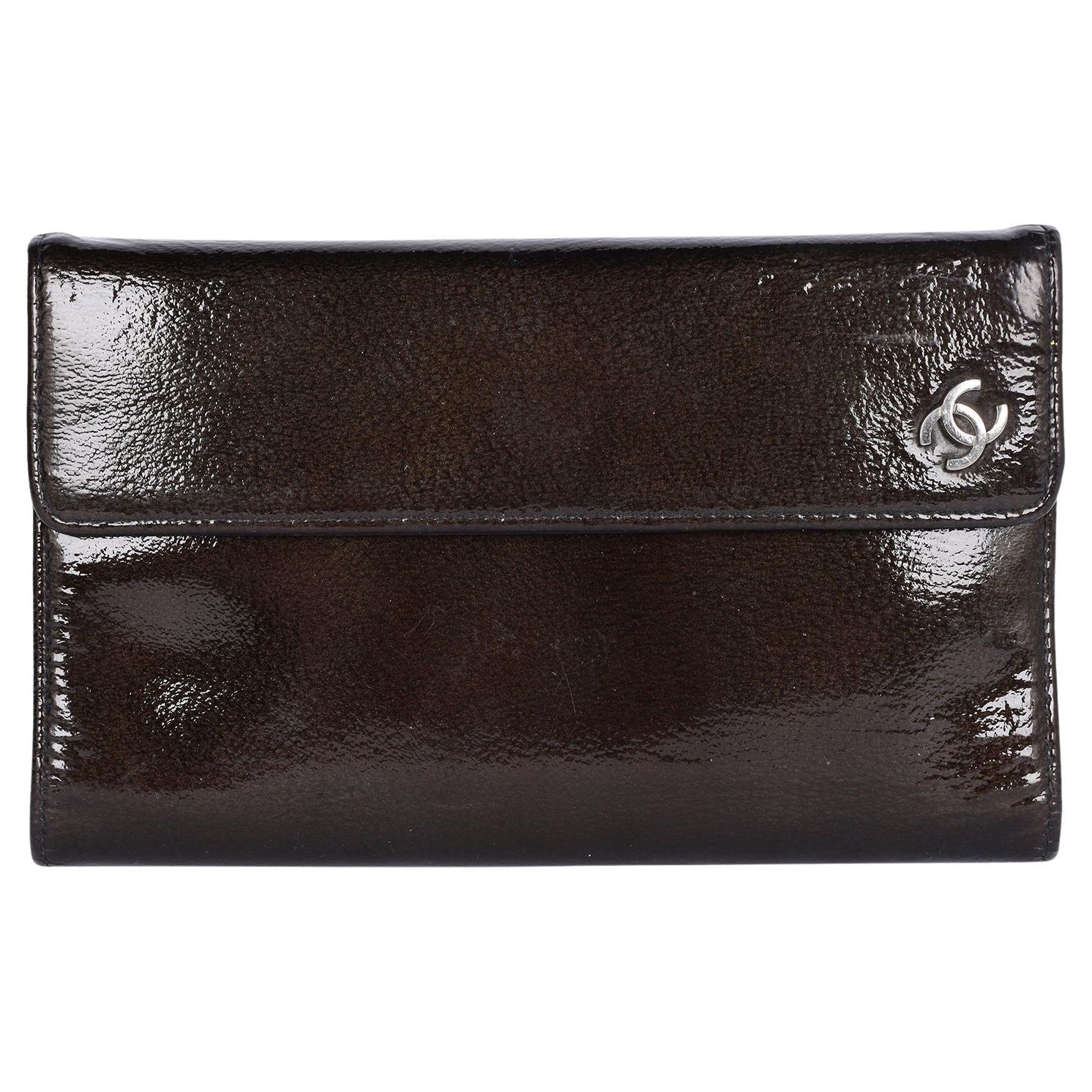 Chanel - Portefeuille à large rabat en cuir verni