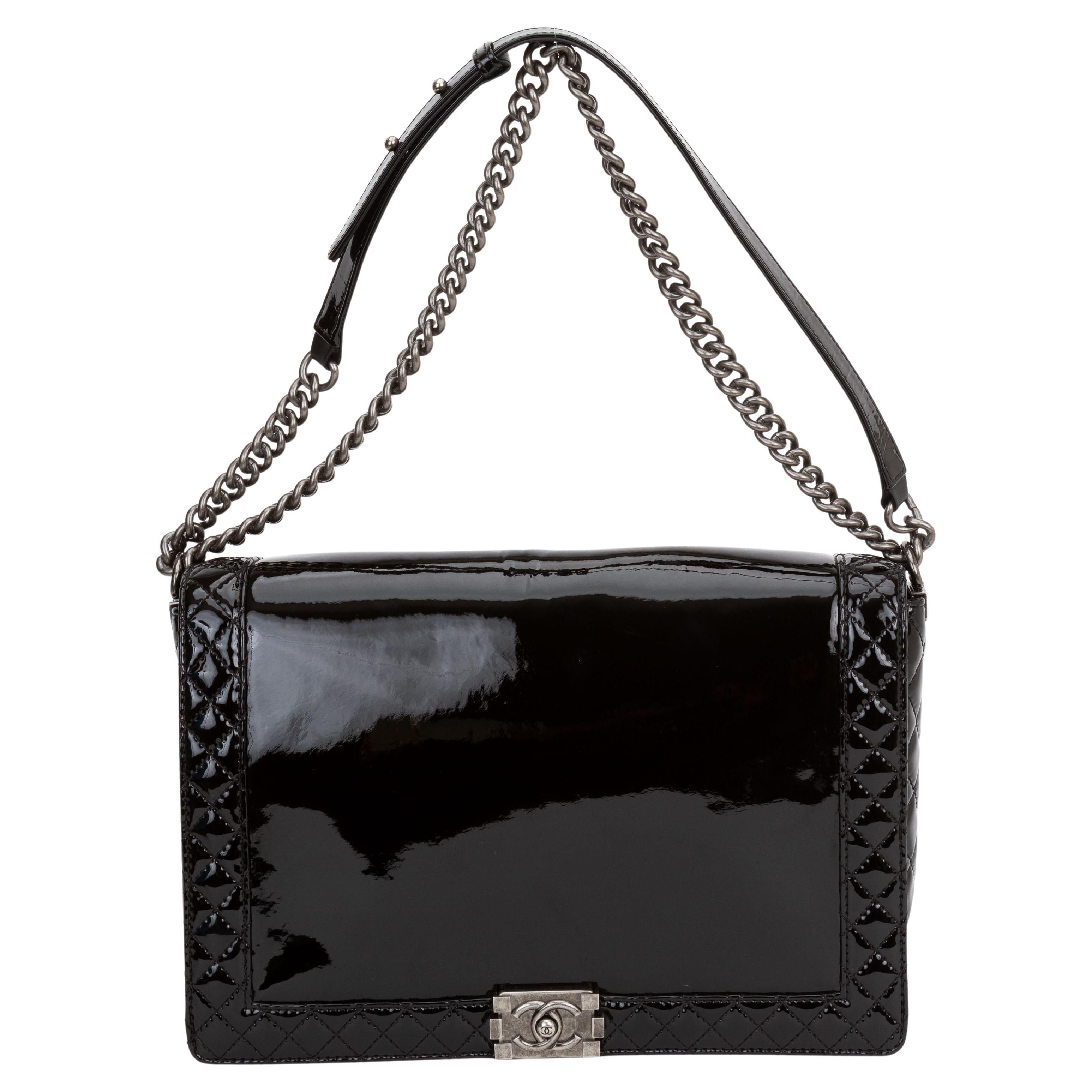 Sac Maxi Boy en cuir verni Chanel en vente