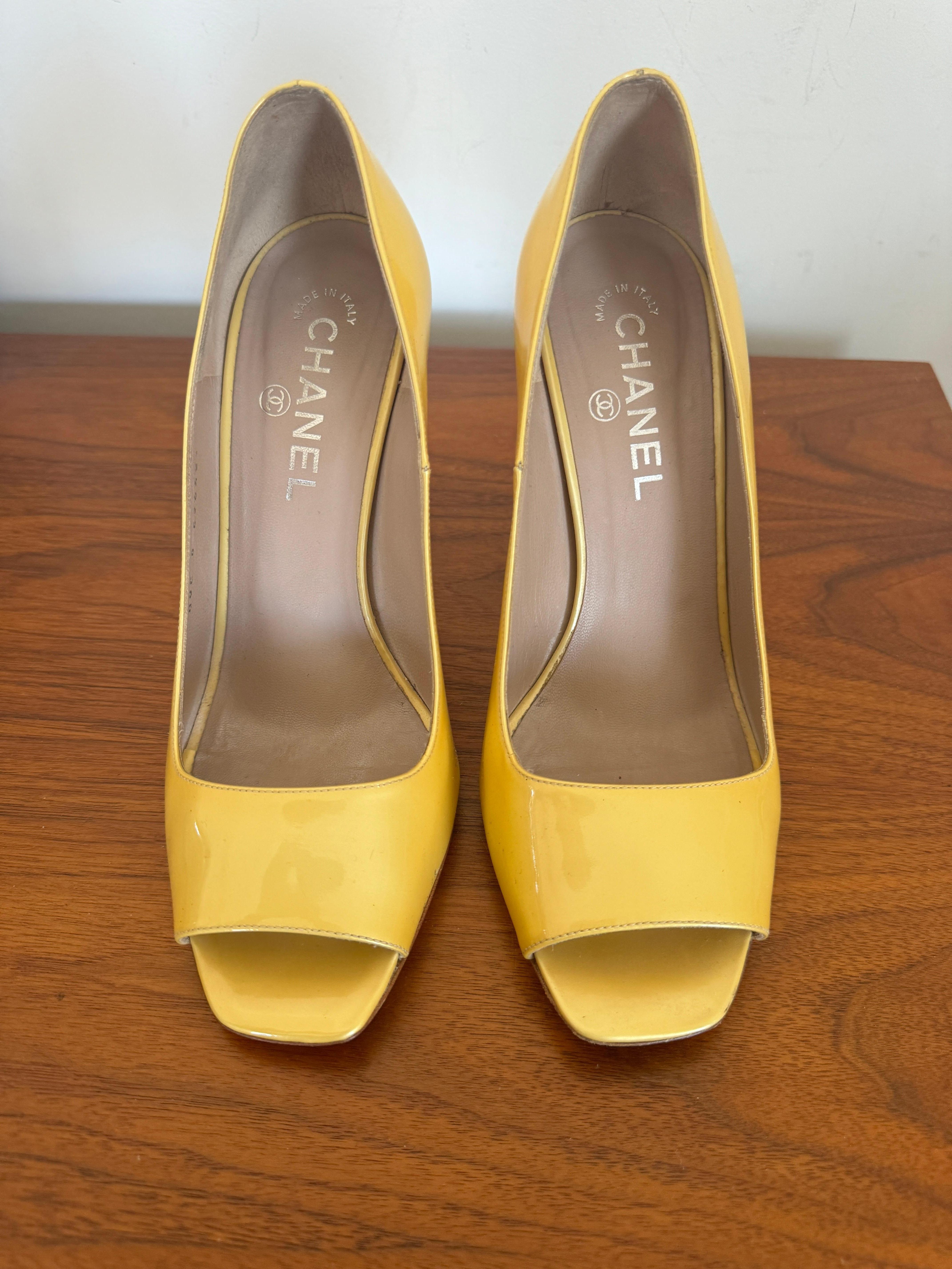 Scarpa Chanel in vernice con punta aperta Giallo con logo CC in vendita 3