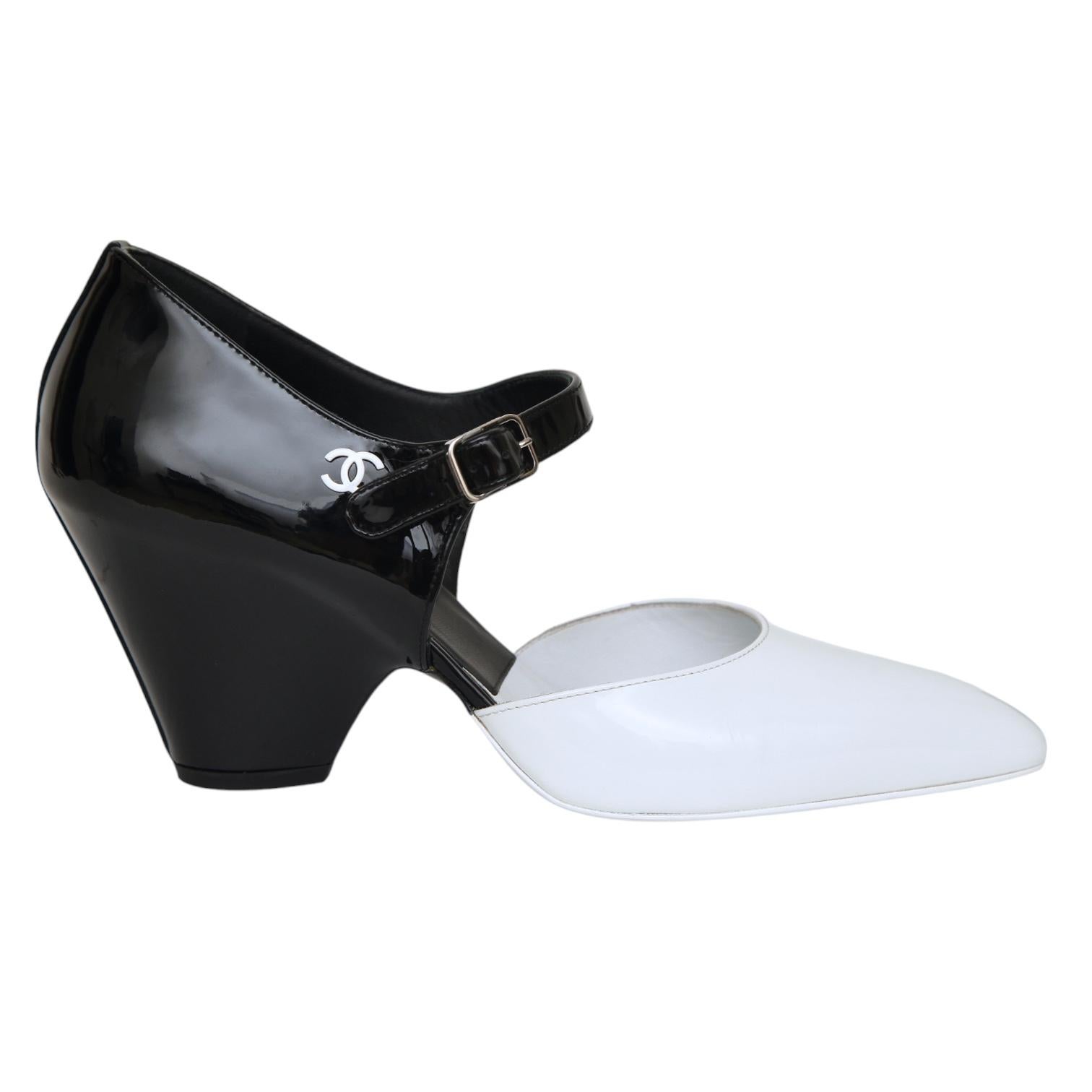 CHANEL 2020 COLLECTION PATENT LEATHER MARY JANE PUMPS

Retail excluding sales taxes $1,000.


Design:
- Black and white block color patent leather uppers.
- D'Orsay style sides.
- Mary Jane style ankle strap with signature silver buckle closure.
-