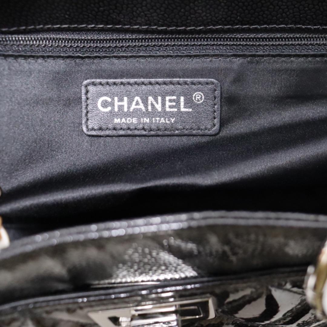 Chanel Lackleder Reissue-Tasche im Zustand „Hervorragend“ im Angebot in Amman, JO