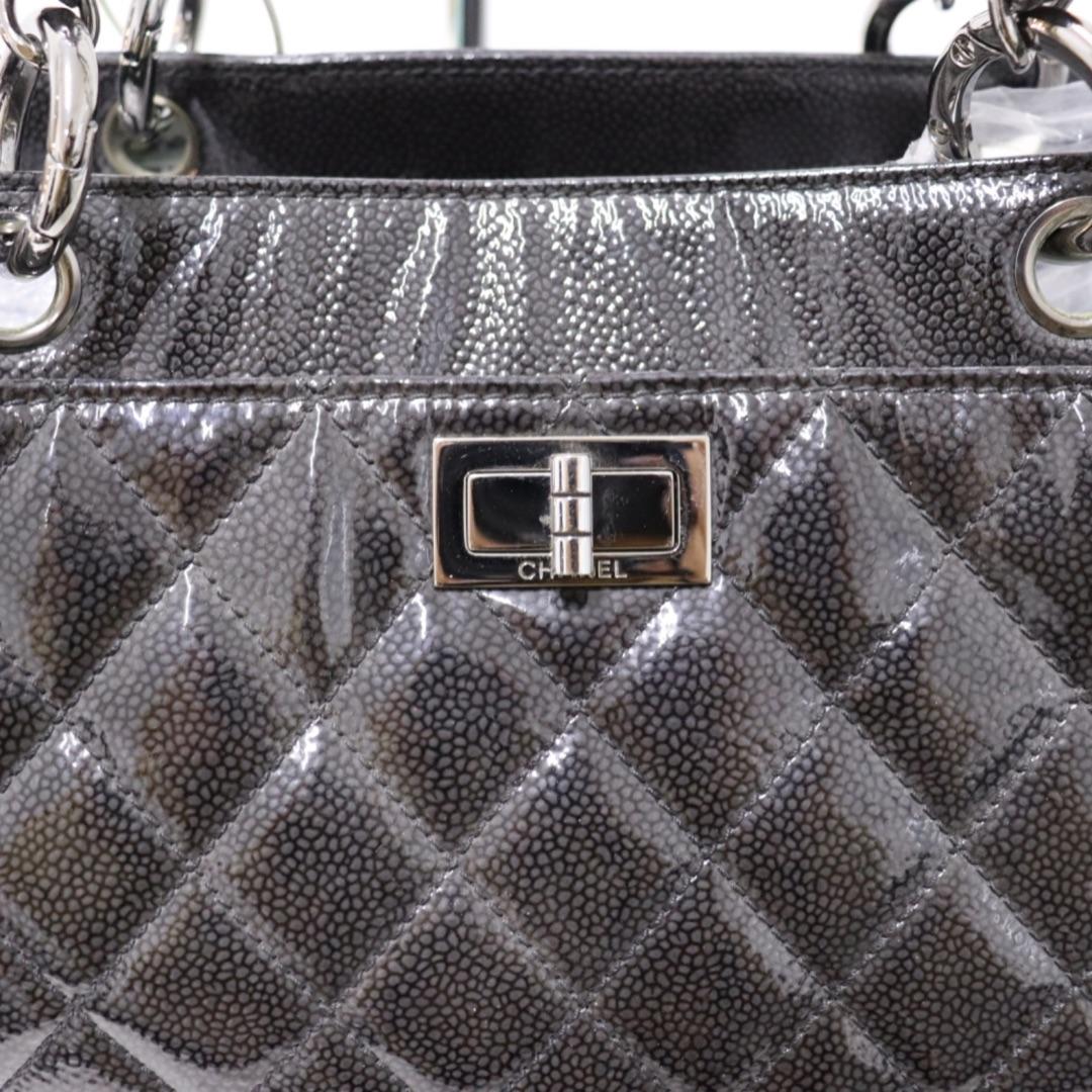 Fourre-tout en cuir verni Reissue de Chanel en vente 1