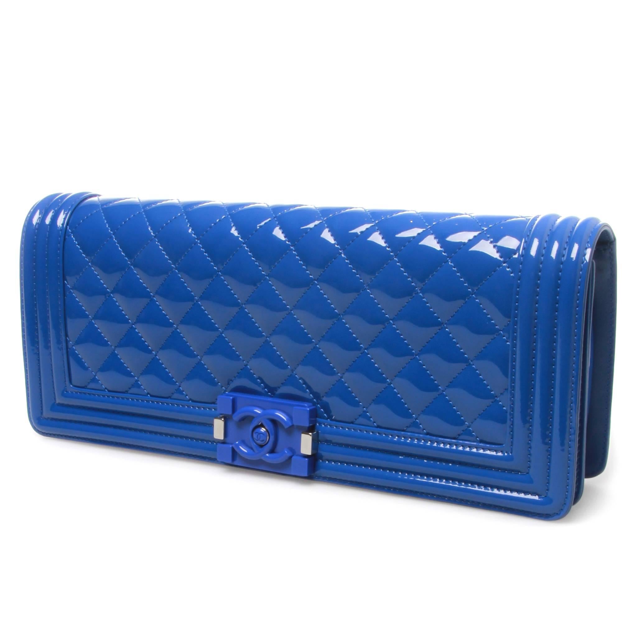 A marvellous Chanel Patent Leather SHW Boy Clutch Bag.
It features a large quilted front flap in electric blue with iconic logo press lock closure, a detachable strap and a handheld strap behind.
Interior lined with a fabric lining and an open