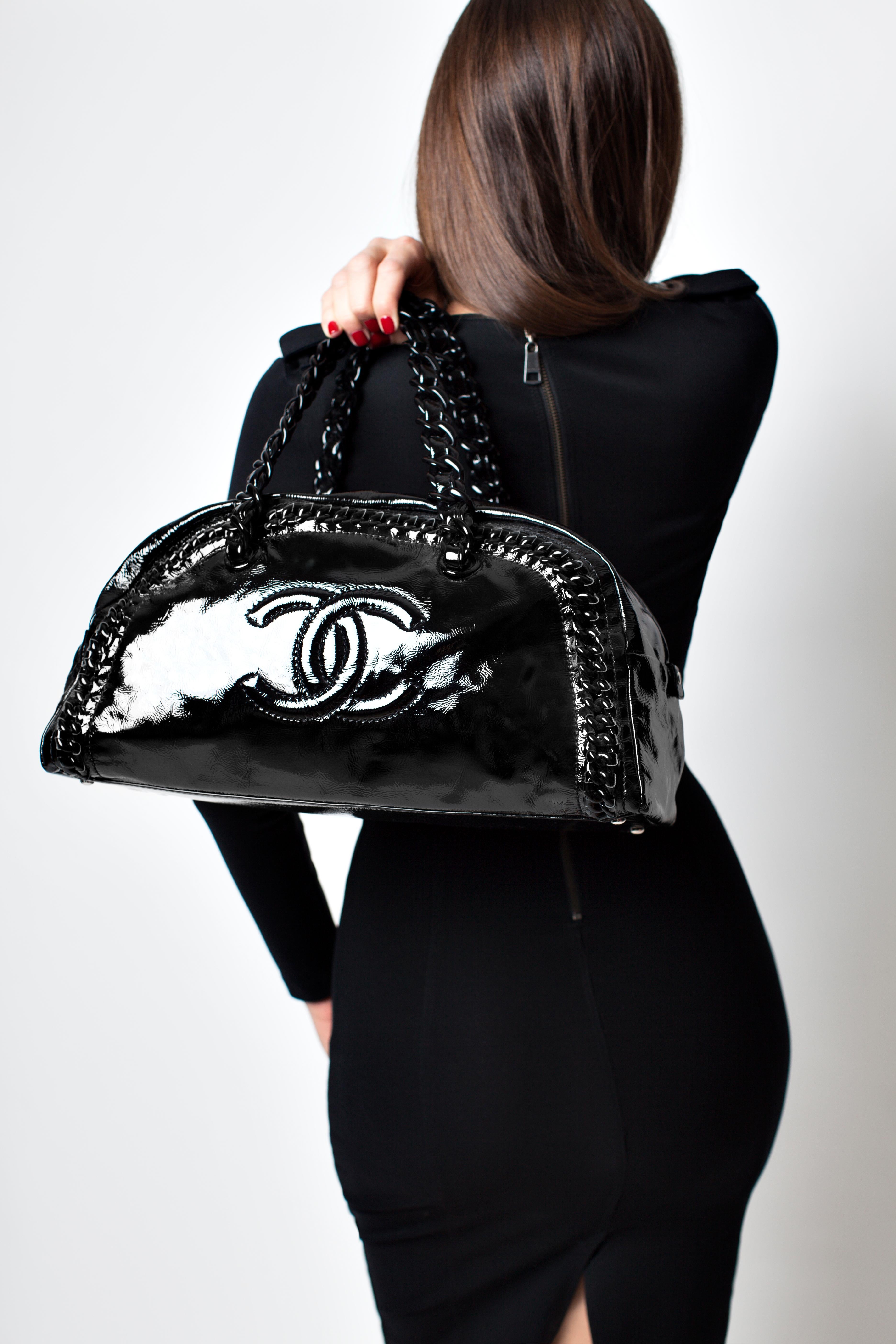 Large sized Chanel patent leather weekend bowler satchel with hanging CC charm

Year: 2008 {VINTAGE 16 Years}
Silver hardware
Zipper closure
Interwoven resin hardware detail throughout
CC stitched logo on front
Interior grey satin lining
Interior