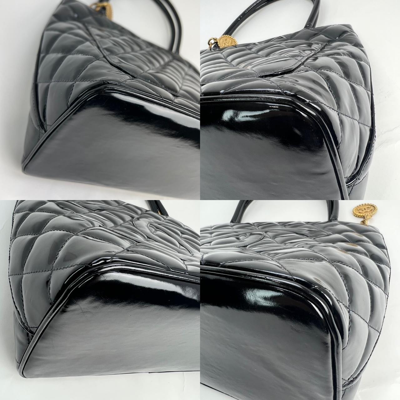 Pre-Owned  100% Authentic
CHANEL Vintage Patent Medallion Black Tote
RATING: A/B...Very Good, well maintained, 
shows minor signs of wear
MATERIAL: patent leather, leather
HANDLE: double patent