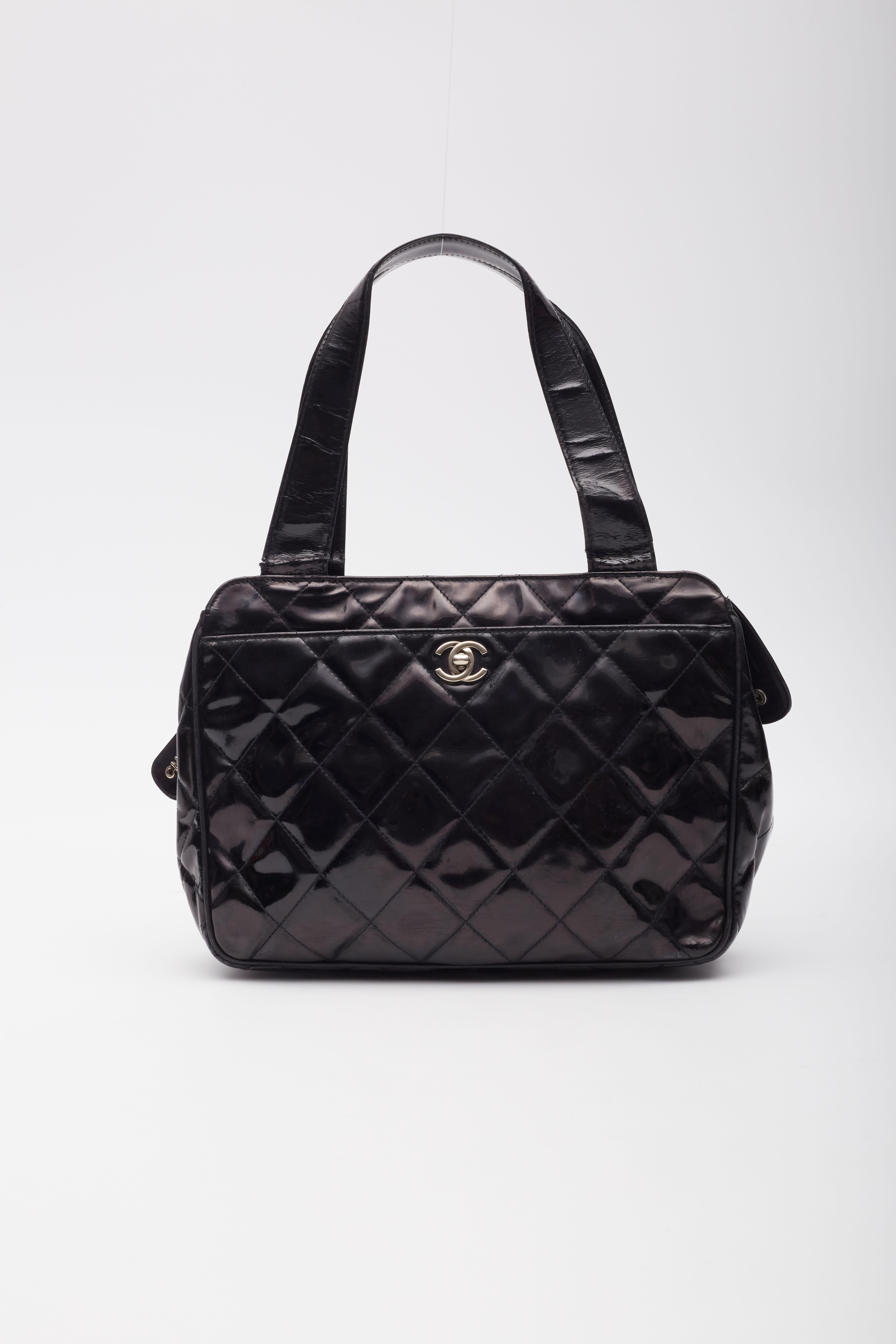 Chanel Patent Quilted Leather Black CC Bowling Bag In Good Condition For Sale In Montreal, Quebec