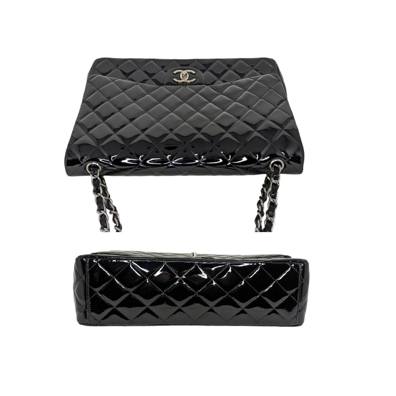 Chanel Patent Quilted Maxi Classic Double Flap Black Pour femmes en vente