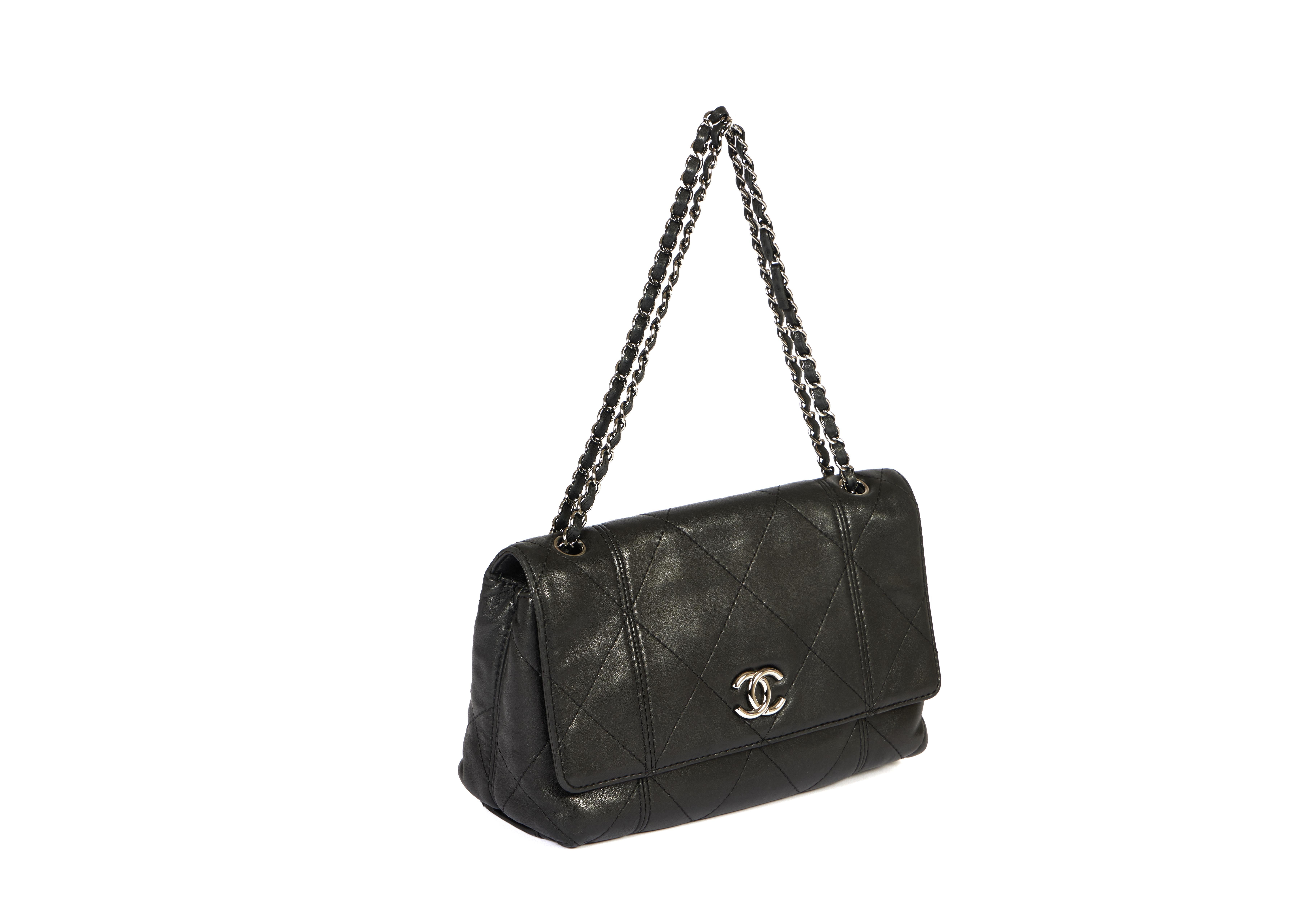 This single flap bag from Chanel comes in super soft lambskin leather. In the front the double CC logo is attached and it has the classic chains which have shoulder drop of 9 inches. According to the hologram number this bag is made in the era 2010