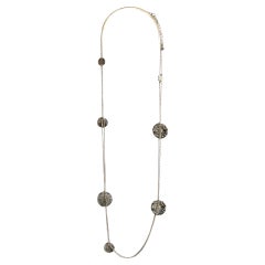 Collier sautoir Chanel PE16 avec pièces d'argent CC SS16