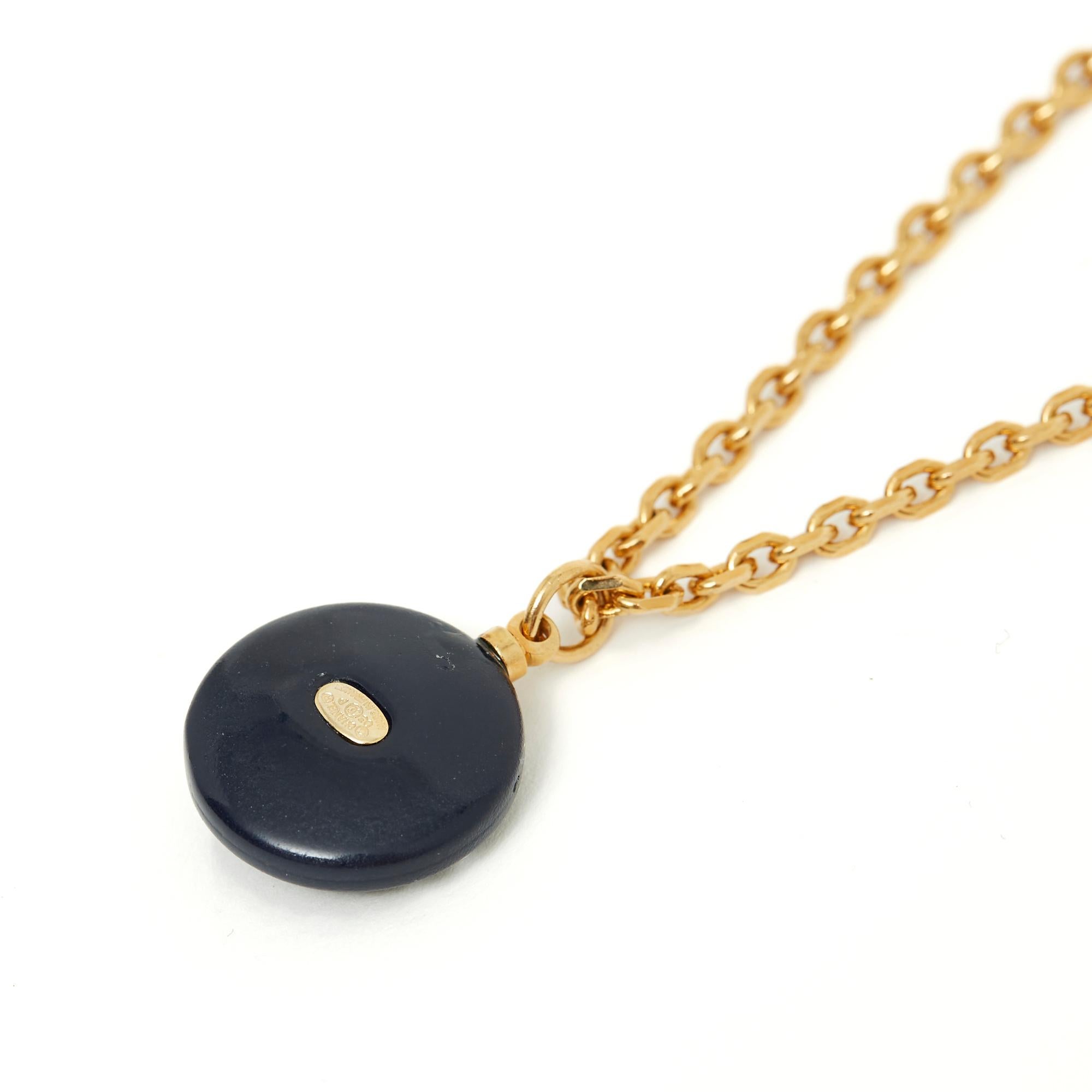 Chanel PE2003 Collier SS2003 Navy Pearly CC Ciondolo con catena In condizioni ottime in vendita a PARIS, FR