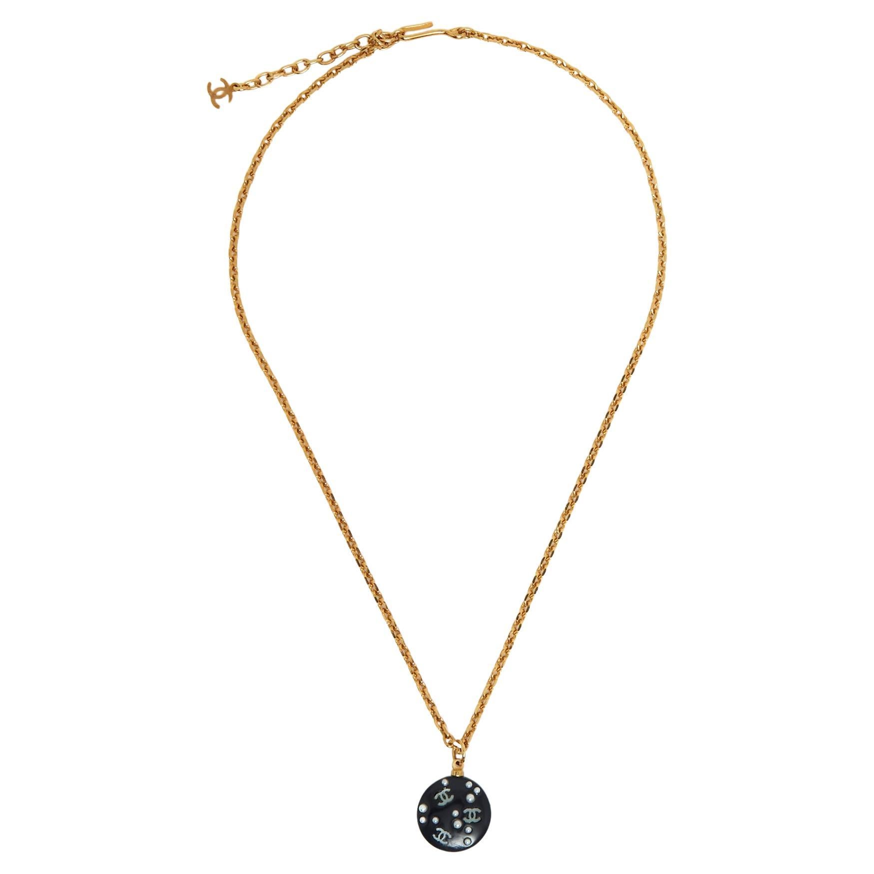 Chanel PE2003 Collier SS2003 Navy Pearly CC Ciondolo con catena in vendita