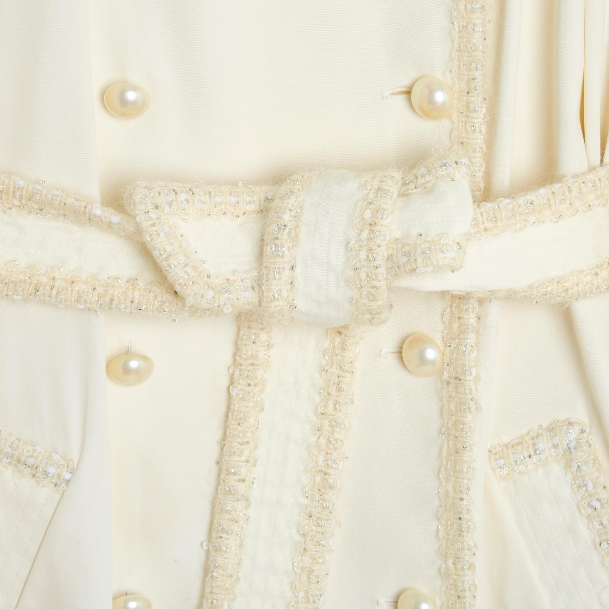 Trenchcoat der Collection RE2006 von Chanel aus ecrufarbenem Gabardine-Baumwollgemisch, abgesetzt mit passendem Tweed mit Pailletten und Silberfäden, breiter, gekerbter Kragen, geschlossen mit doppelter Brust, Schulterlaschen und Verschlusslaschen