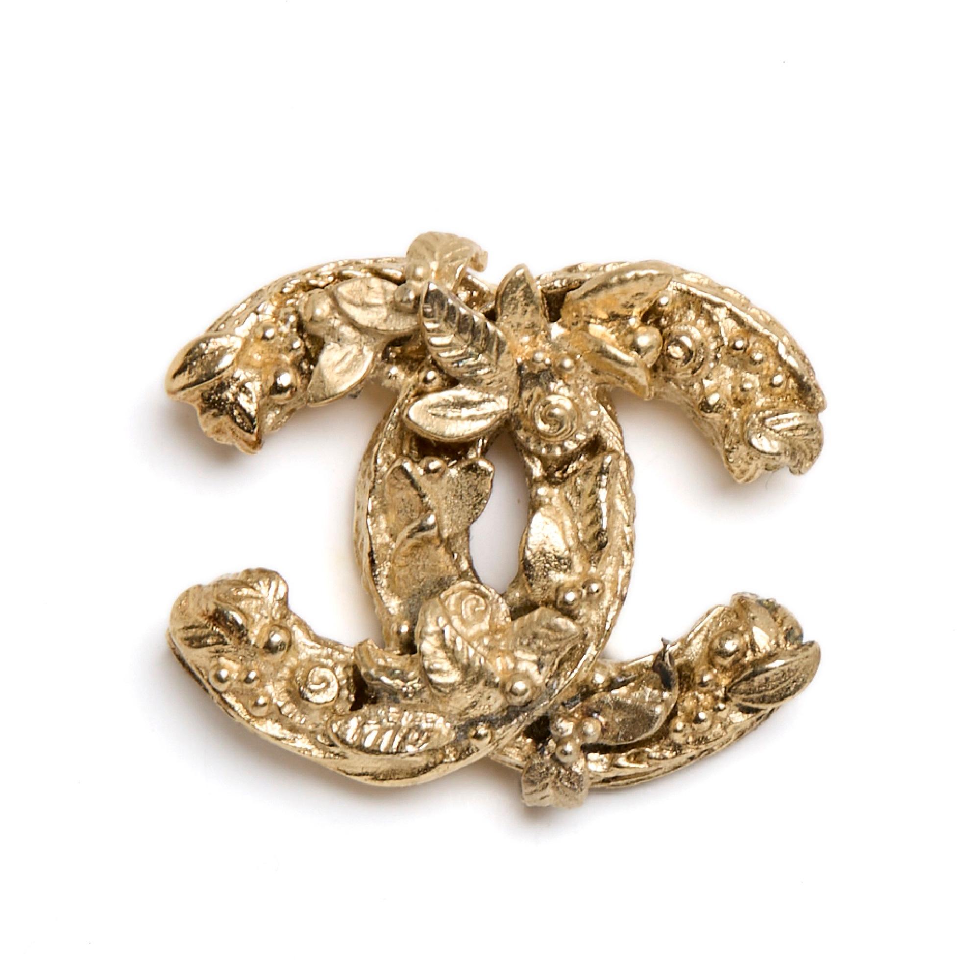 Chanel clip-on earrings from the PE2011 collection in gold-plated metal shaped with a large CC logo paved with flowers and foliage. Width 2.65 cm x height 2.35 cm. The earrings are delivered without an invoice or original packaging but they are