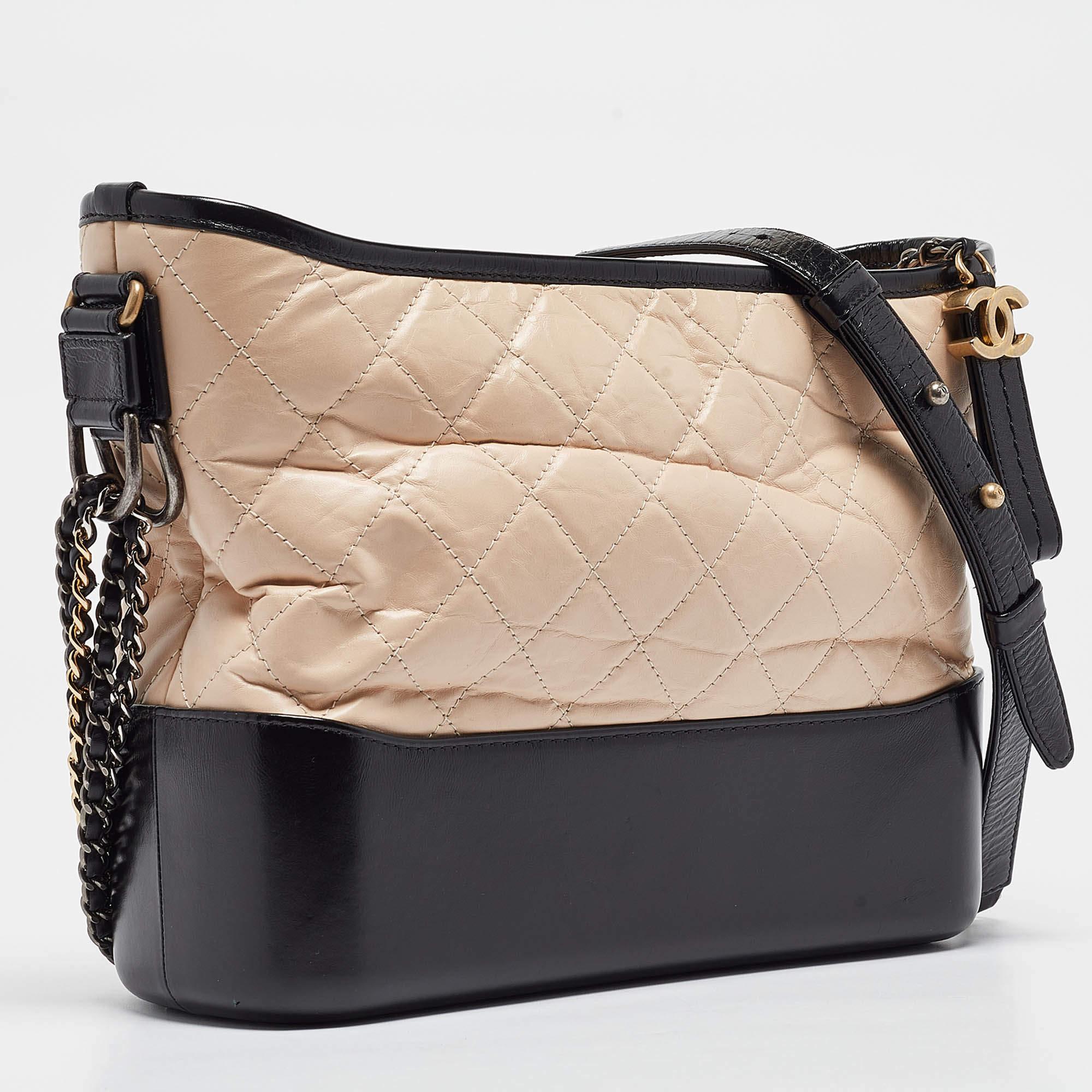Beige Chanel - Sac Gabrielle moyen en cuir vieilli matelassé pêche/noir en vente