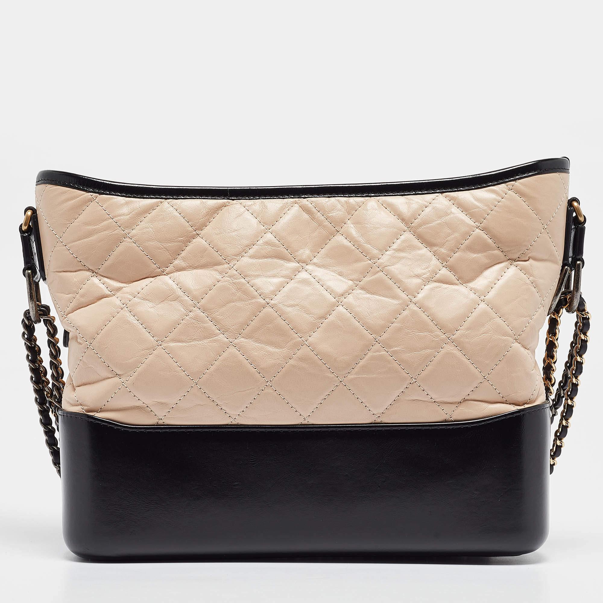 Chanel - Sac Gabrielle moyen en cuir vieilli matelassé pêche/noir Bon état - En vente à Dubai, Al Qouz 2