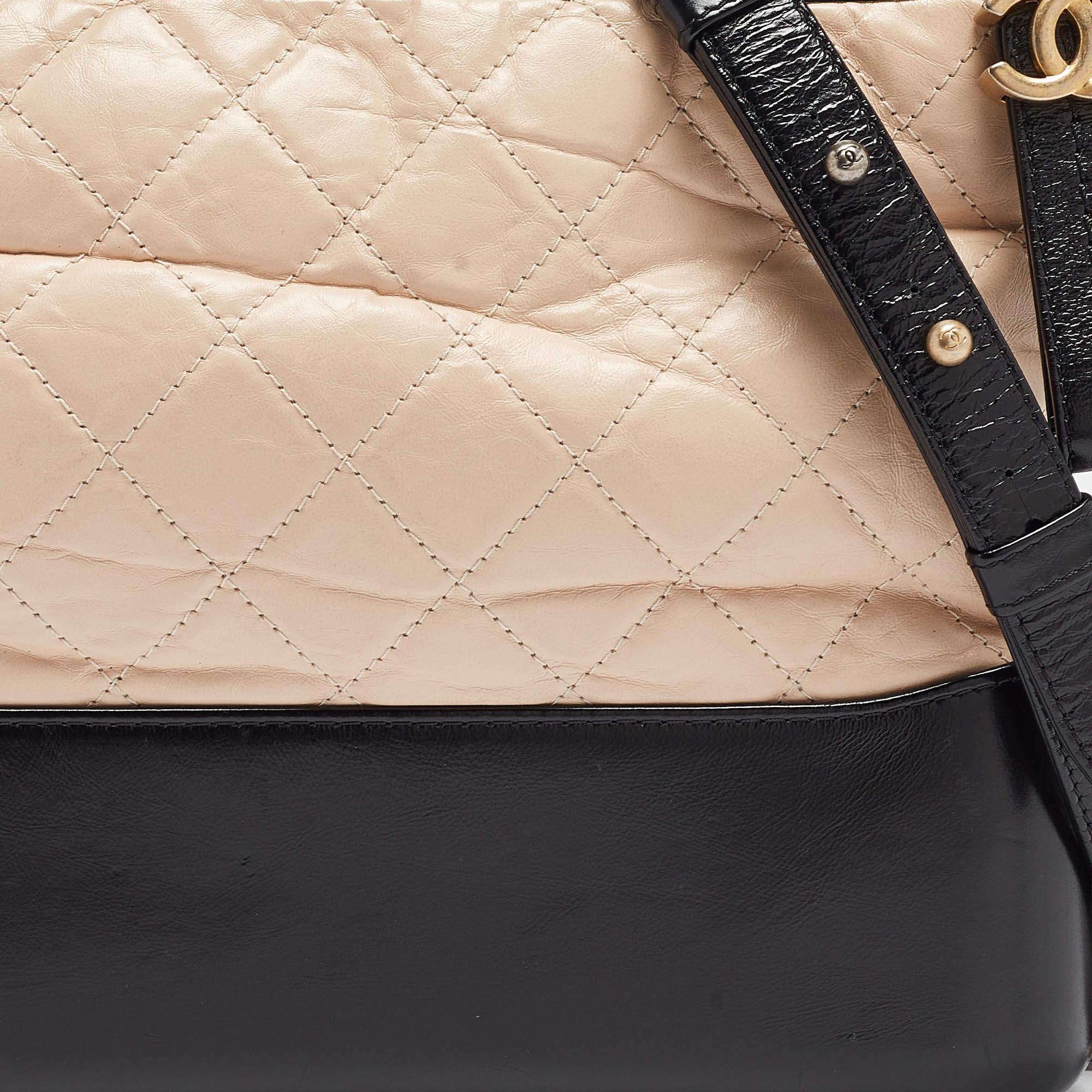 Chanel - Sac Gabrielle moyen en cuir vieilli matelassé pêche/noir en vente 2