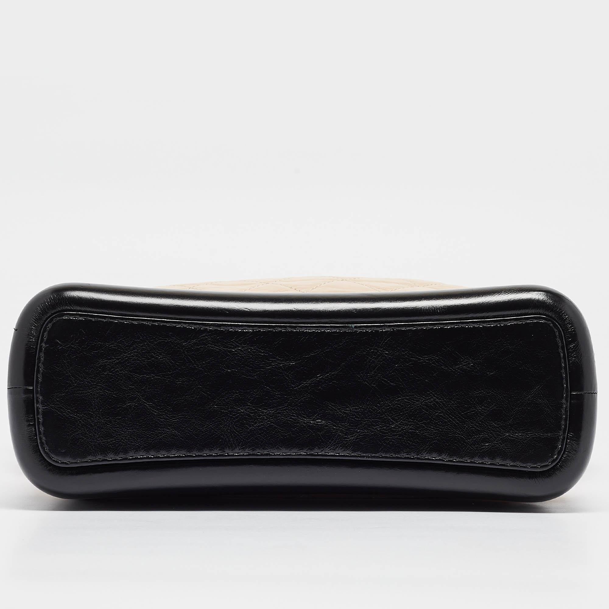 Chanel - Sac Gabrielle moyen en cuir vieilli matelassé pêche/noir en vente 3