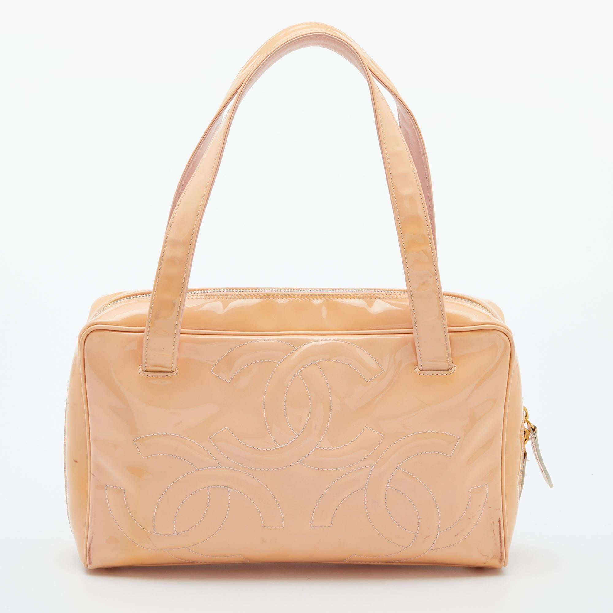 A classic handbag comes with the promise of enduring appeal, boosting your style time and again. This designer bag is one such creation. It’s a fine purchase.

Includes: Original Dustbag
