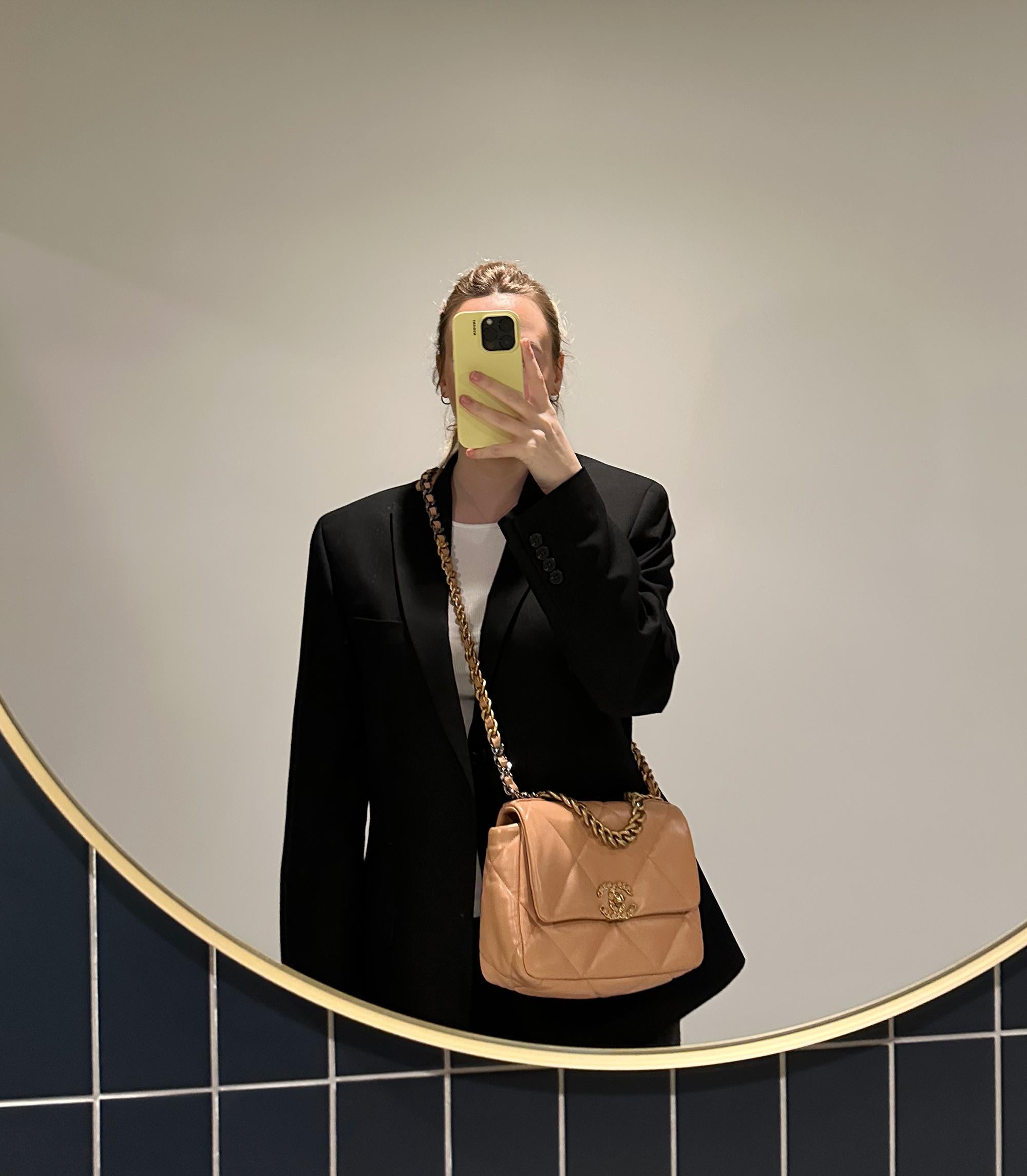 Chanel Pfirsich Gestepptes Ziegenleder Kleine 19 Klappe Tasche

Details zum Produkt
Xupes Ref: CB1451
Marke: Chanel
Modell: Kleine 19er-Klappentasche
Typ: Henkel oben, Schulter, Umhängetasche
Seriennummer: ELT61C3C
Alter: 2023
UVP: £5.590
Begleitet