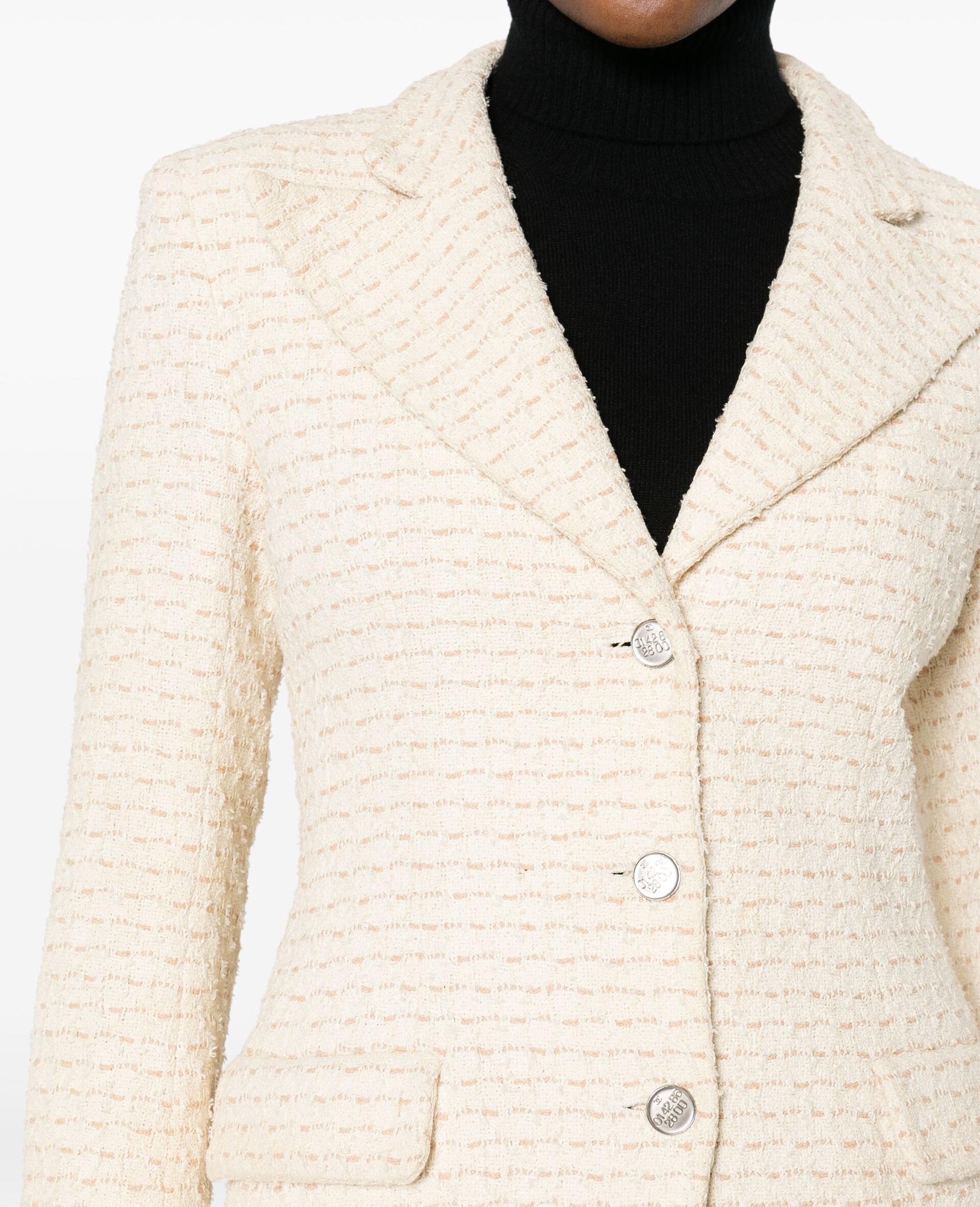 Chanel 1998 peaked lapels bouclé tweed blazer featuring a white crochet trim, a spread collar, front button fastening, CC-logo embossed gold-tone buttons, two front patch pockets, long sleeves and a straight hem.
Composition: Wool 100%
Circa