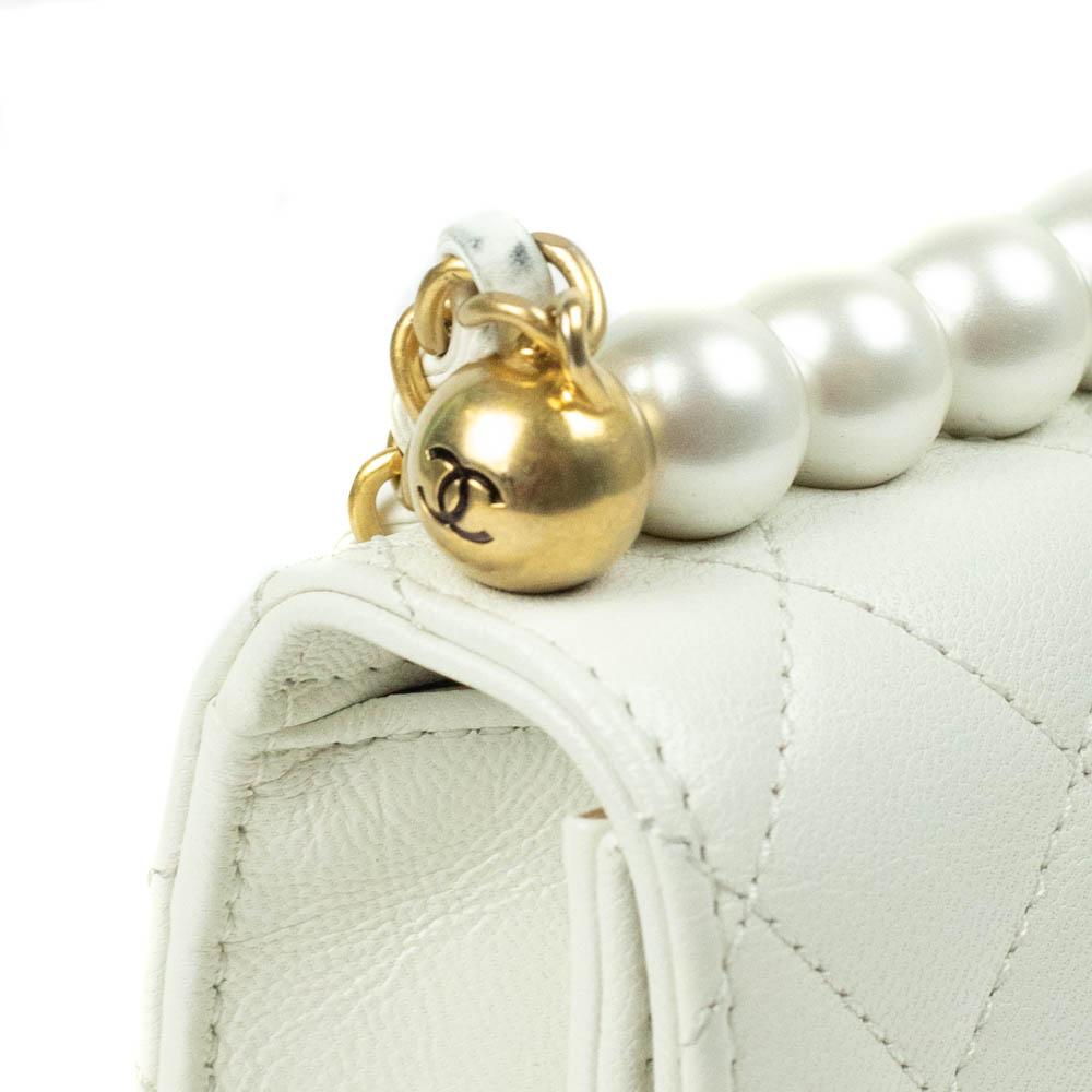CHANEL, birnenförmige Klappe aus weißem Leder 5
