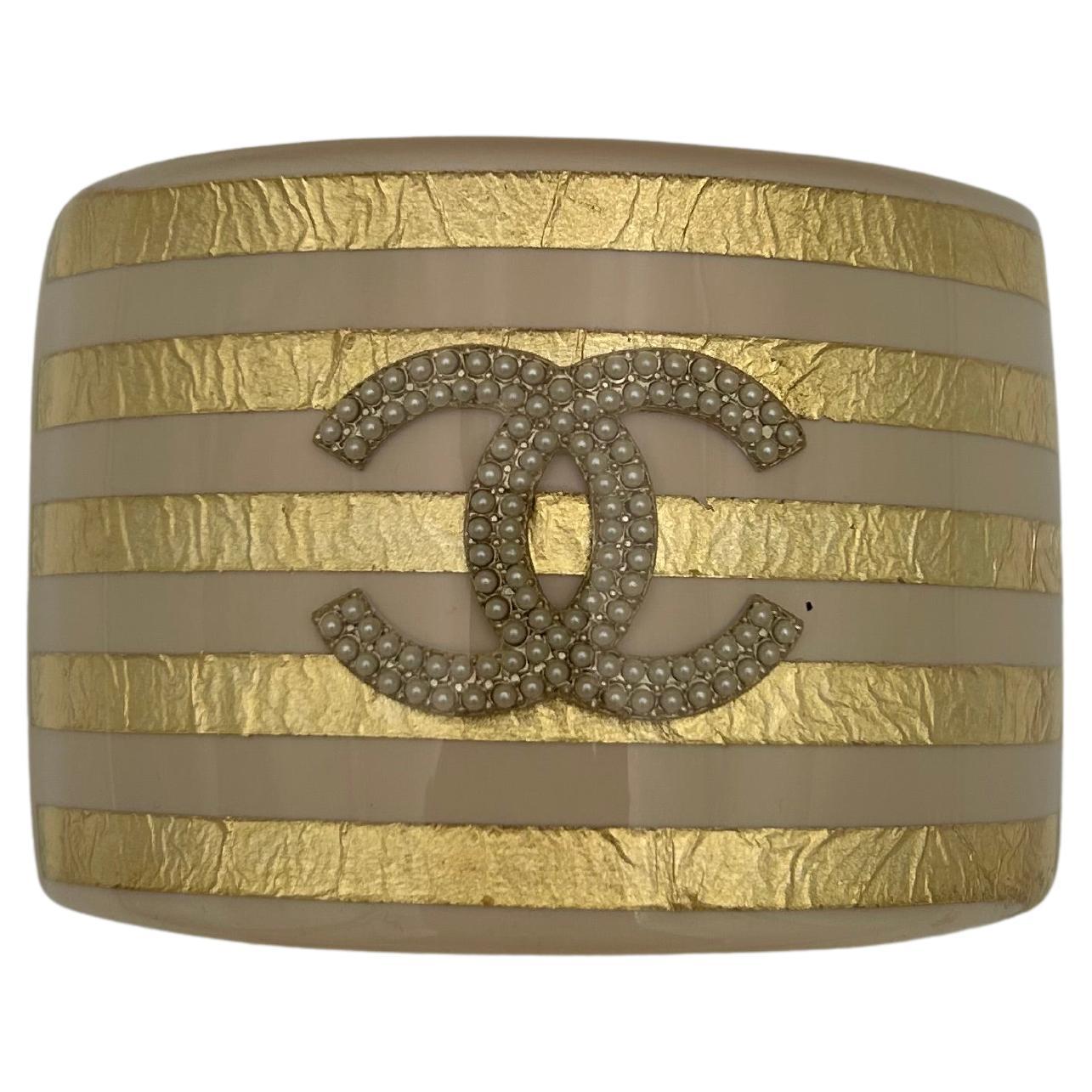 Manchette Chanel en perles et beige en vente
