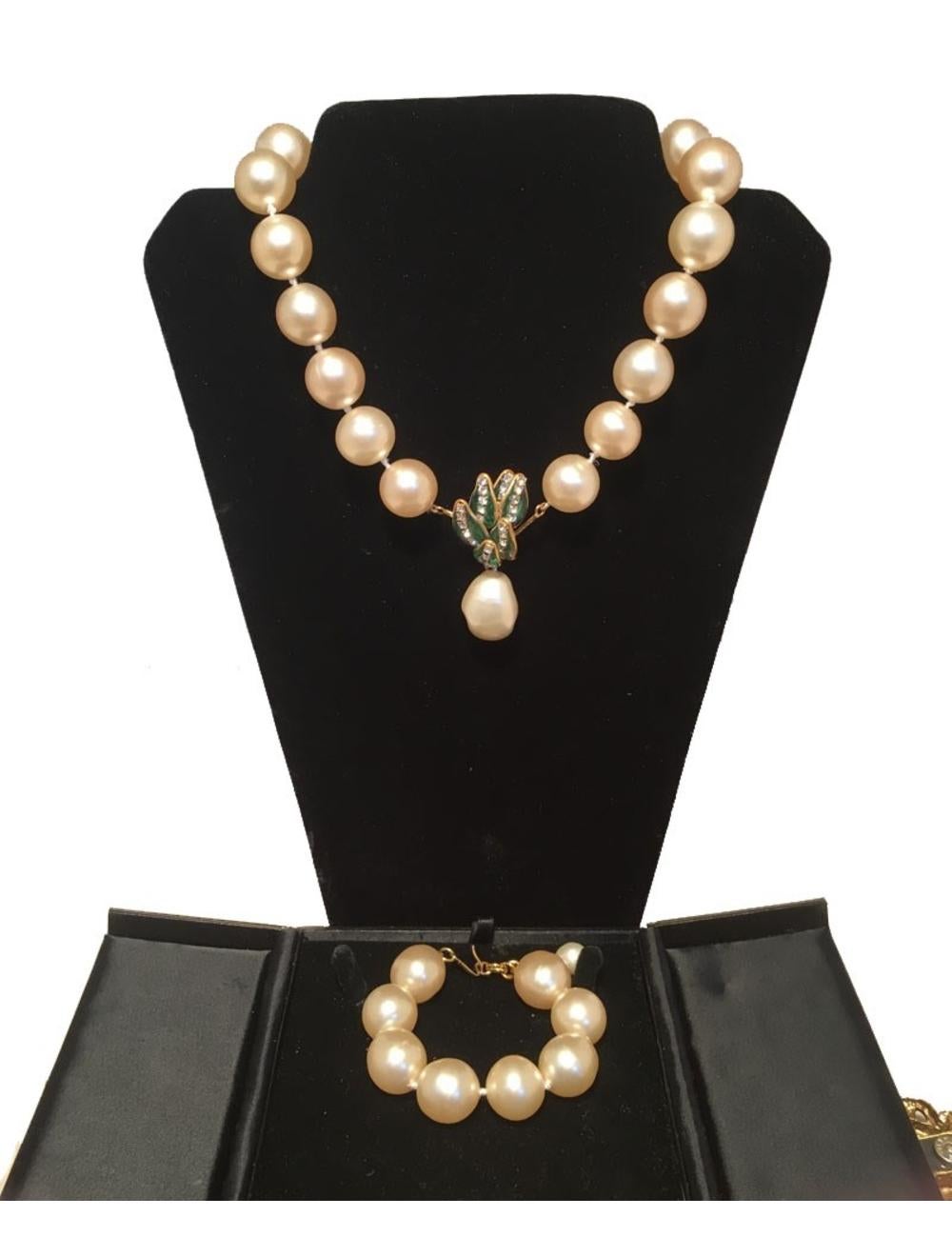 Stunning Chanel pearl and enamel necklace and bracelet set in excellent condition.  3/4
