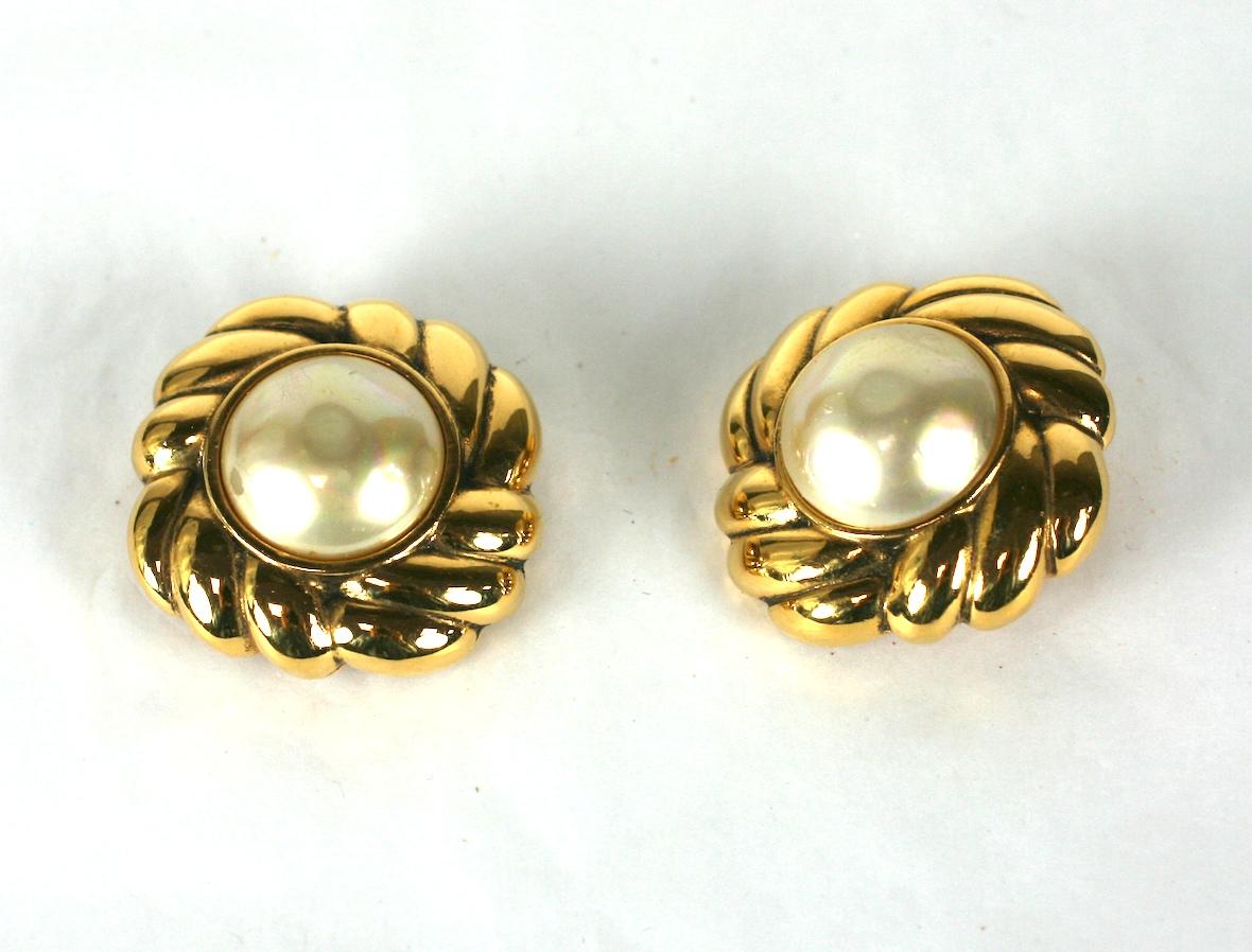 Chanel Perlen- und vergoldete Ohrringe im Zustand „Hervorragend“ im Angebot in New York, NY