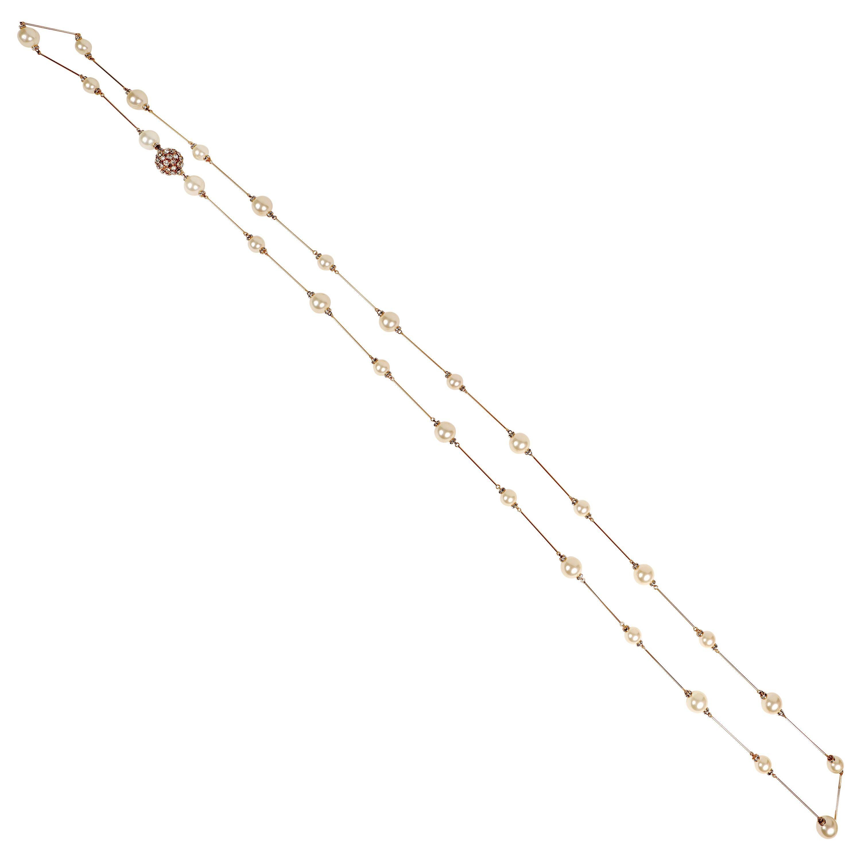 Chanel Perle und Gold Pin Extra lange Halskette mit Bernstein-Kristallkugel im Zustand „Hervorragend“ im Angebot in Palm Beach, FL