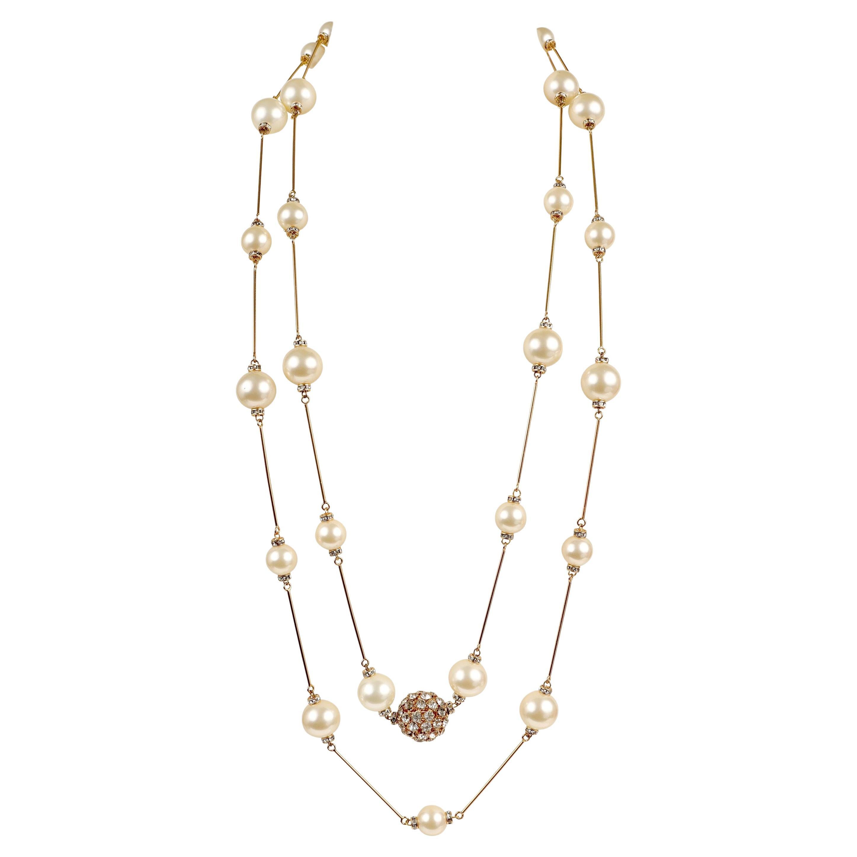 Chanel Collier extra long avec épingle en perles et or et boule en cristal ambré en vente