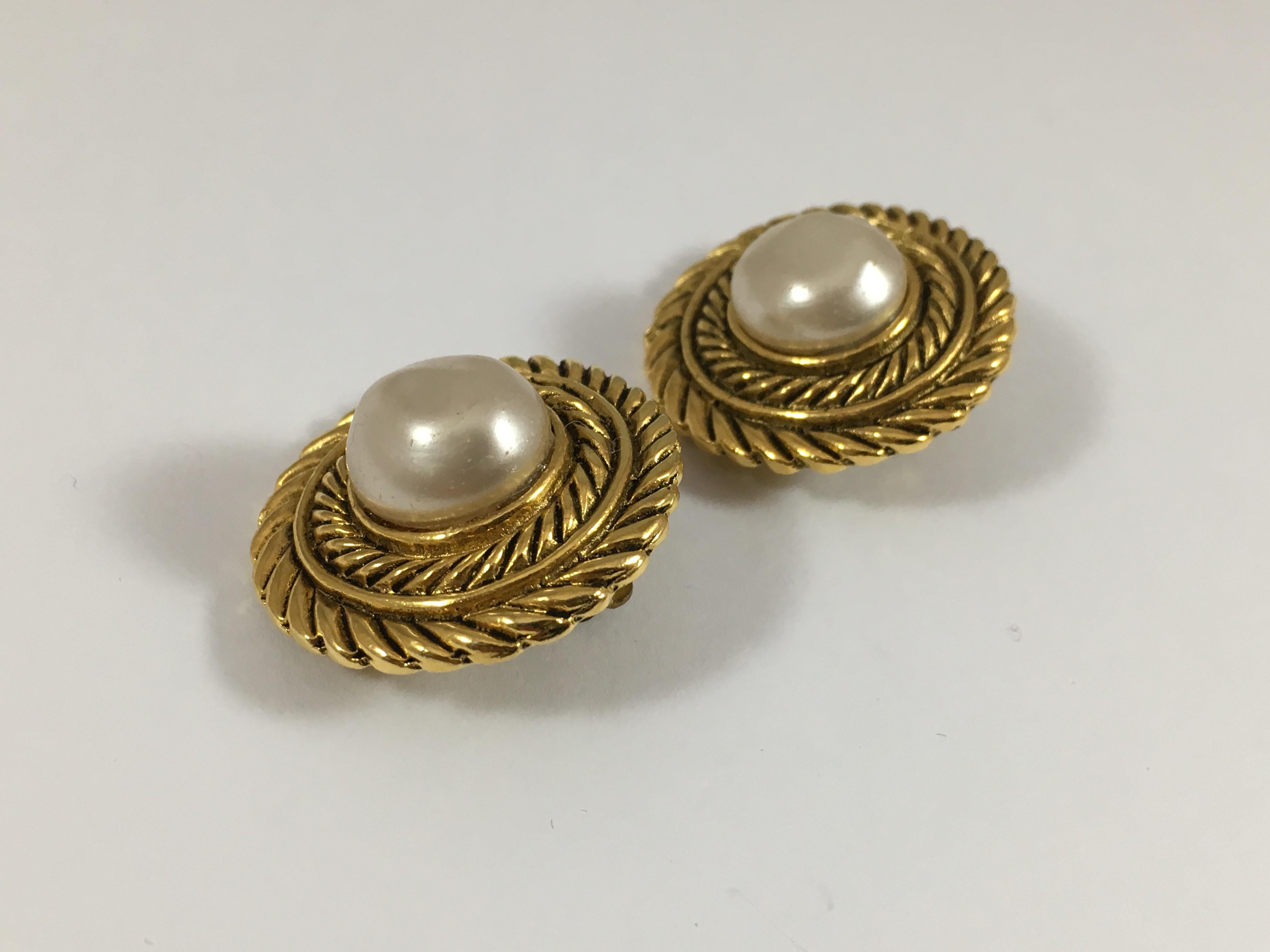 Chanel Pearl and Goldtone Clip-On Earrings in Box 1980s In Excellent Condition For Sale In Chicago, IL