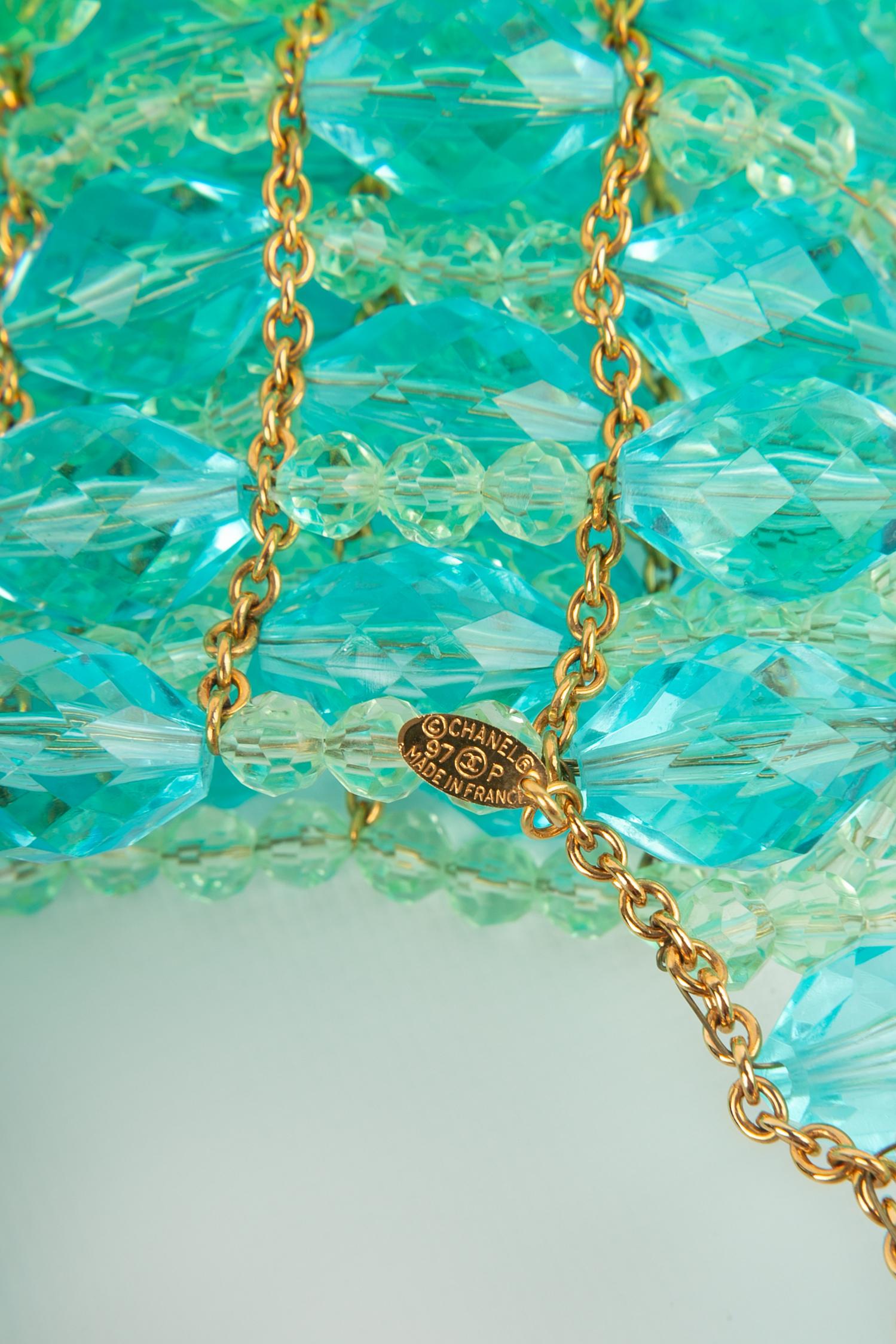 CHANEL - (Made in France) Pochette à bijoux en perles de verre dans les tons bleu et vert. Collectional printemps-été 1997.

Condit :
Très bon état.

Dimensions :
Hauteur : 29 cm - Largeur : 15 cm - Profondeur :

SKU:S9