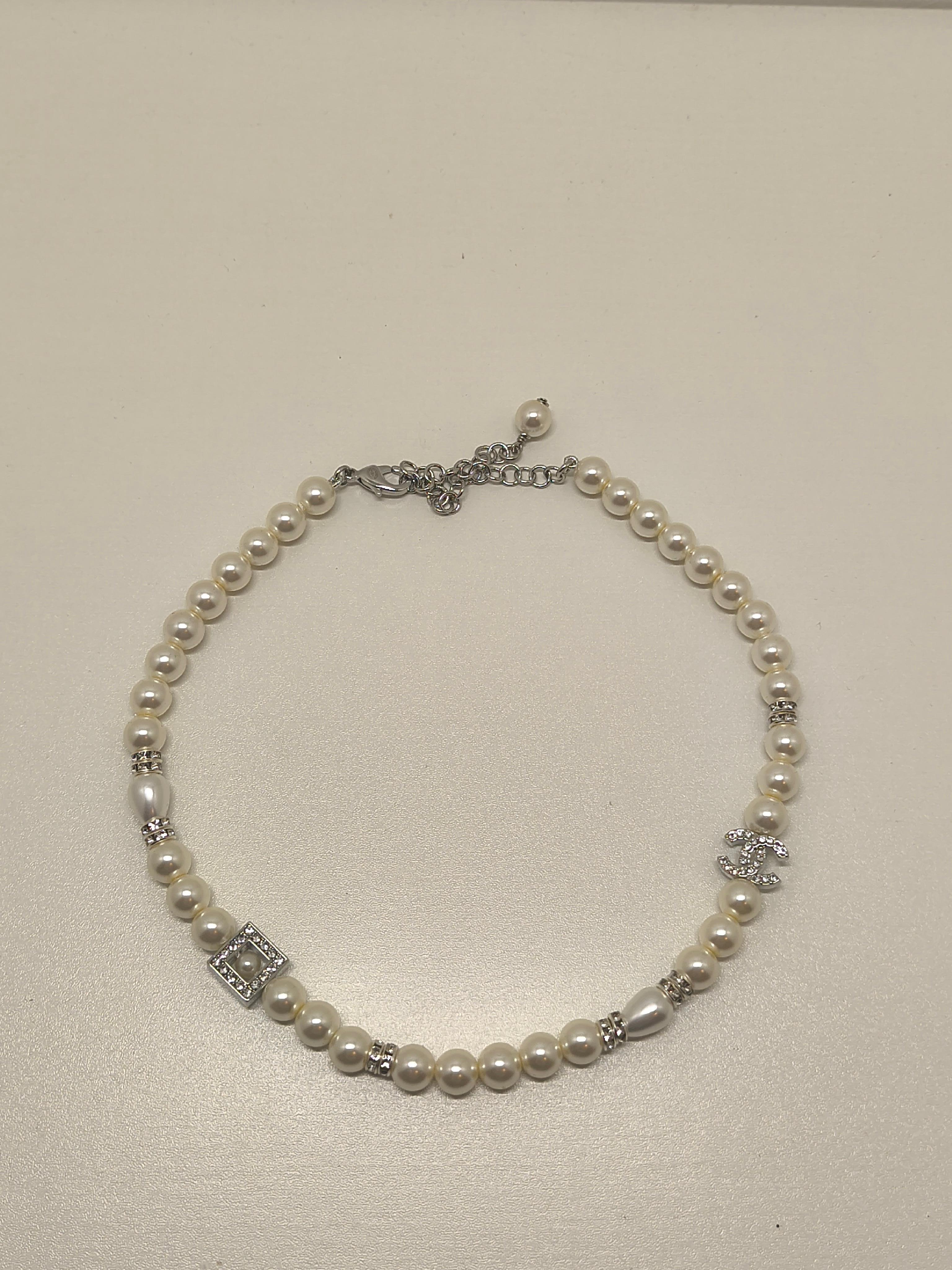 Chanel Collar gargantilla con perlas y logotipo CC - Colección B25 Contemporáneo en venta