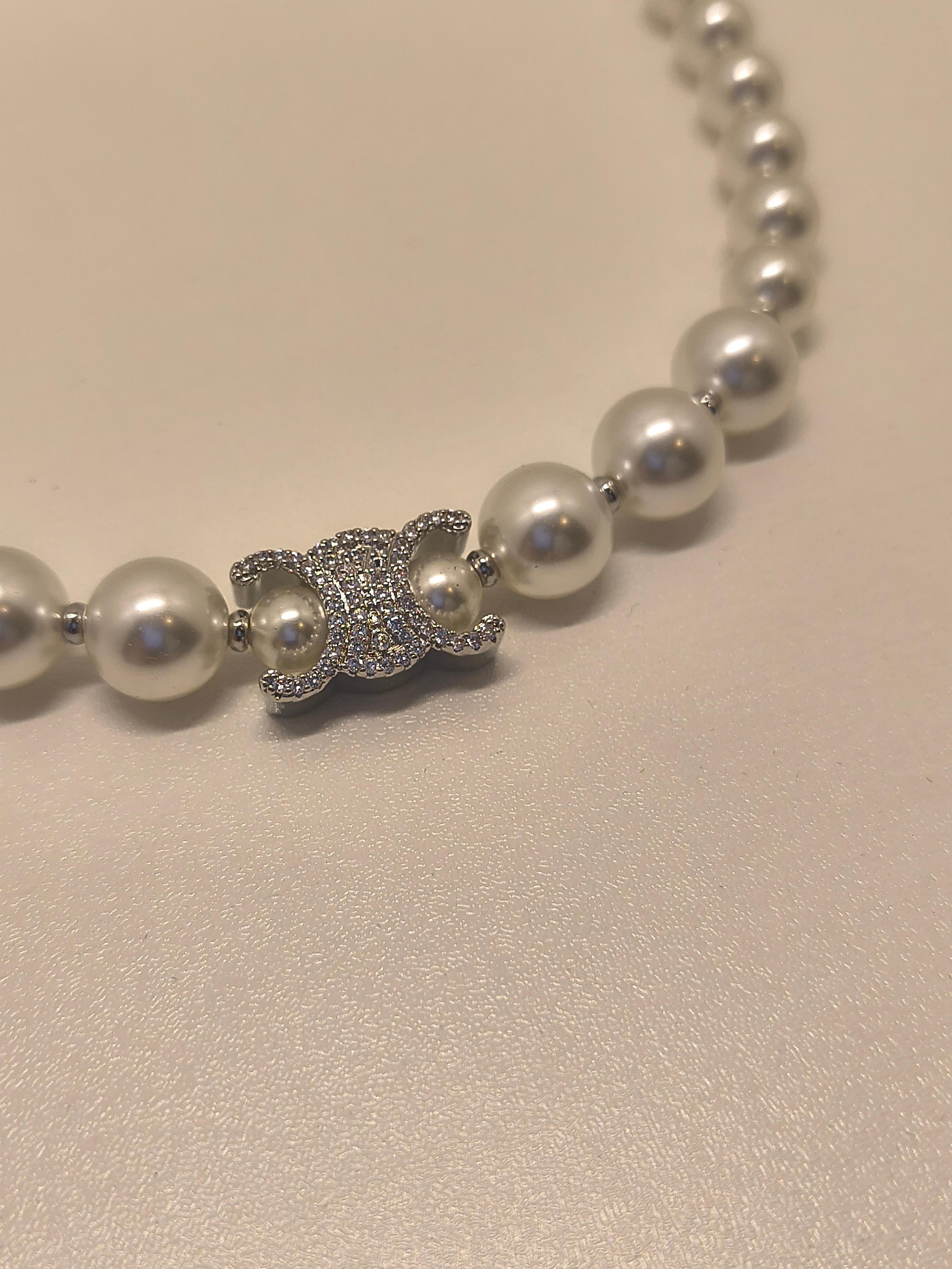 Chanel Collar gargantilla con perlas y logotipo CC - Colección B25 Contemporáneo en venta