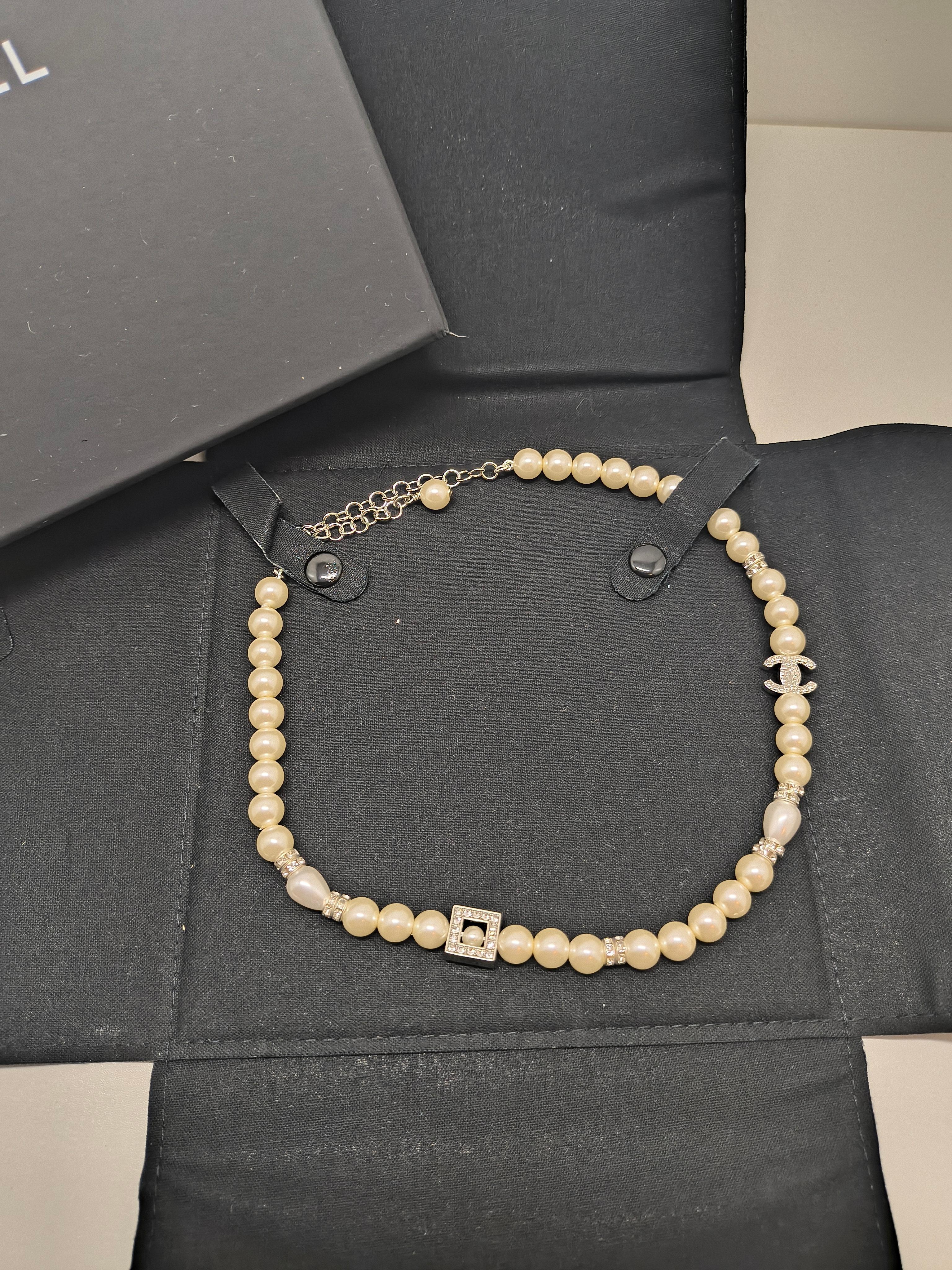 Chanel Collar gargantilla con perlas y logotipo CC - Colección B25 en Excelente estado para la venta en PUTNEY, NSW