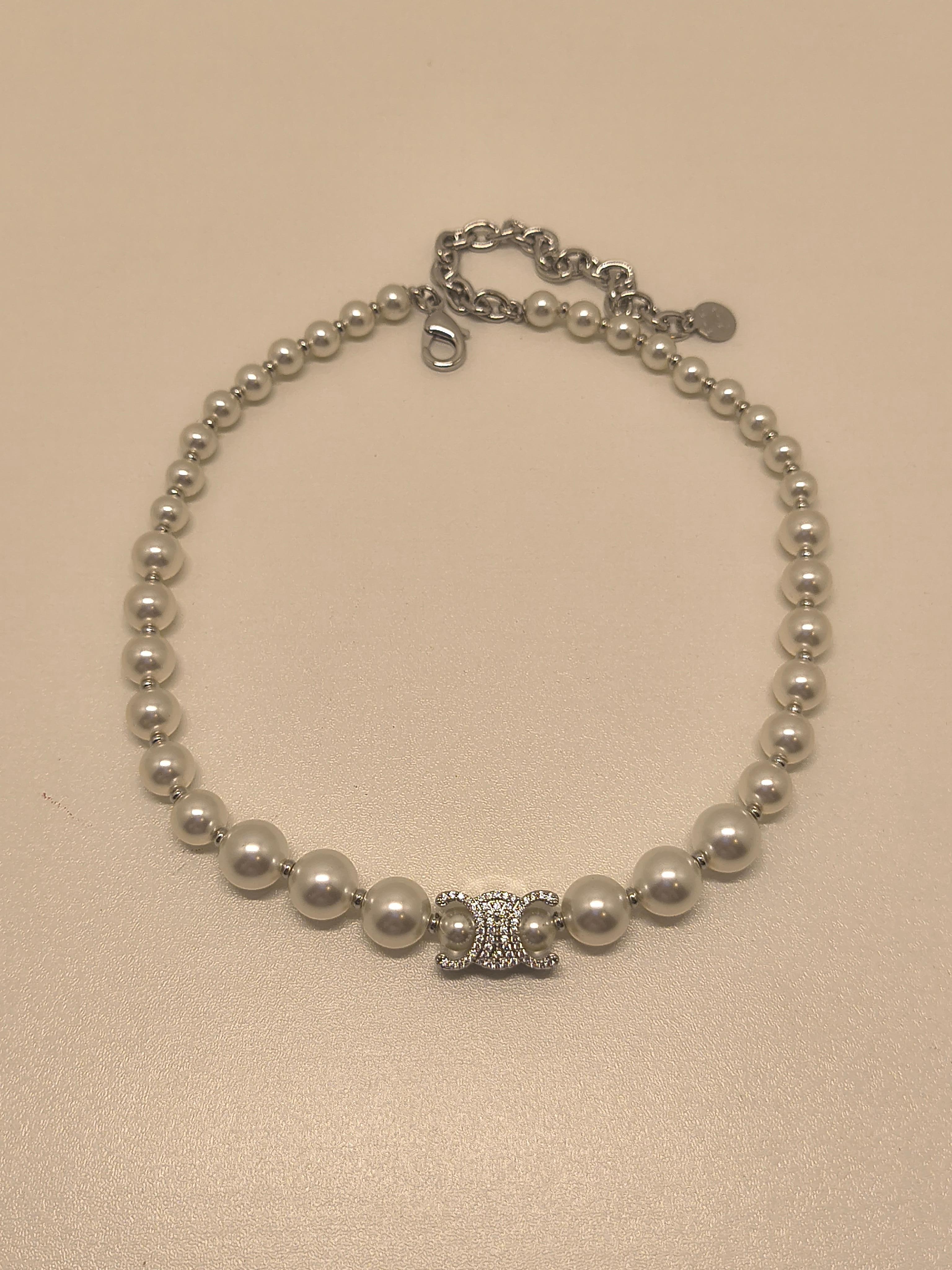 Chanel Collar gargantilla con perlas y logotipo CC - Colección B25 en Excelente estado para la venta en PUTNEY, NSW