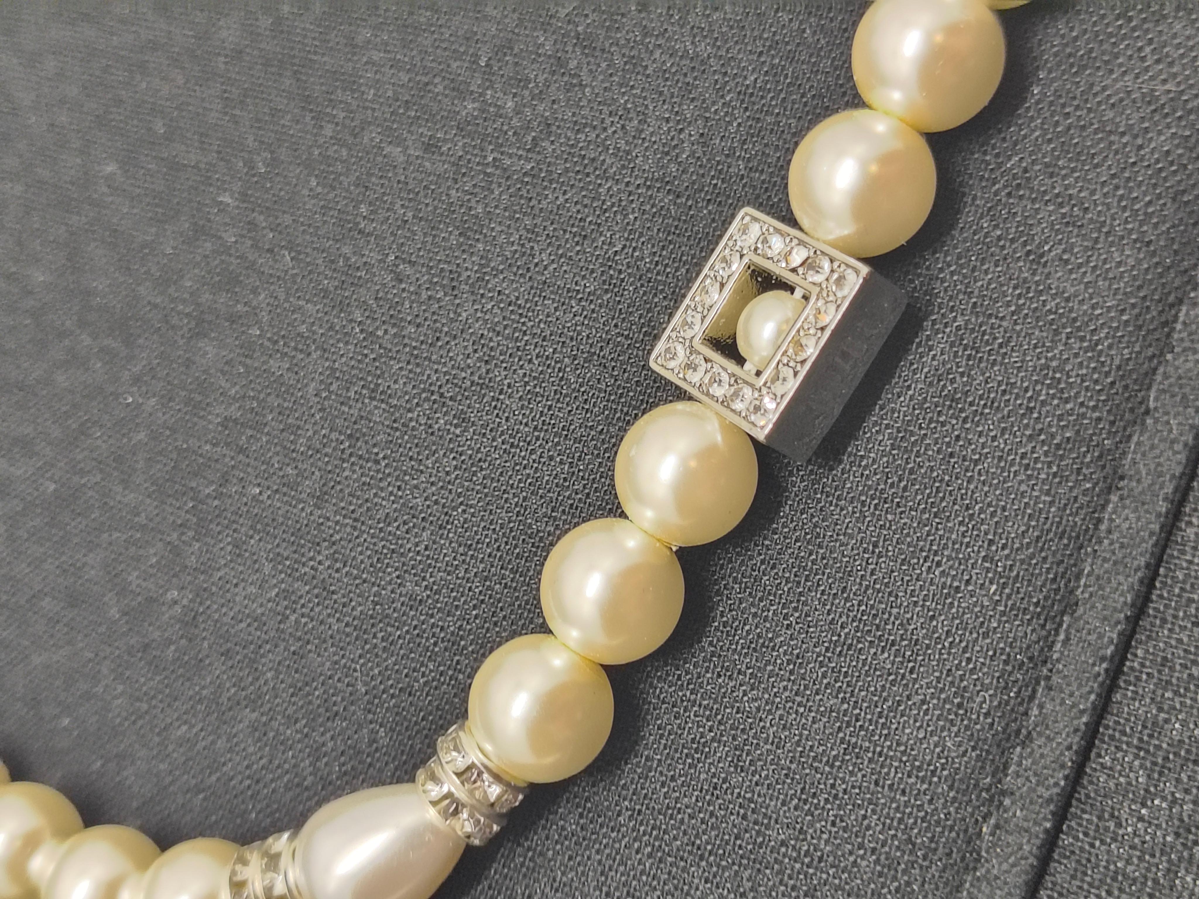 De las mujeres Chanel Collar gargantilla con perlas y logotipo CC - Colección B25 en venta