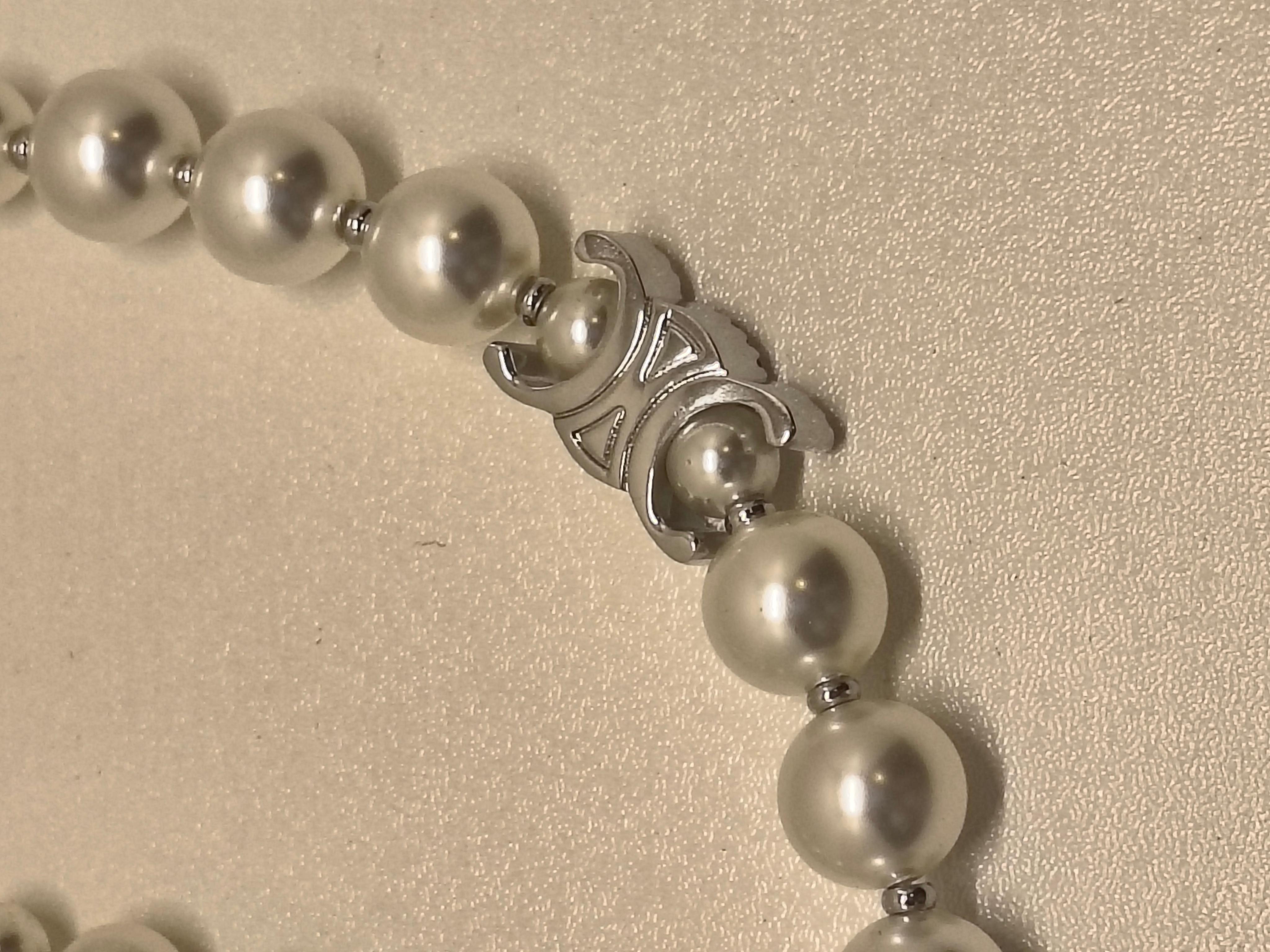 De las mujeres Chanel Collar gargantilla con perlas y logotipo CC - Colección B25 en venta