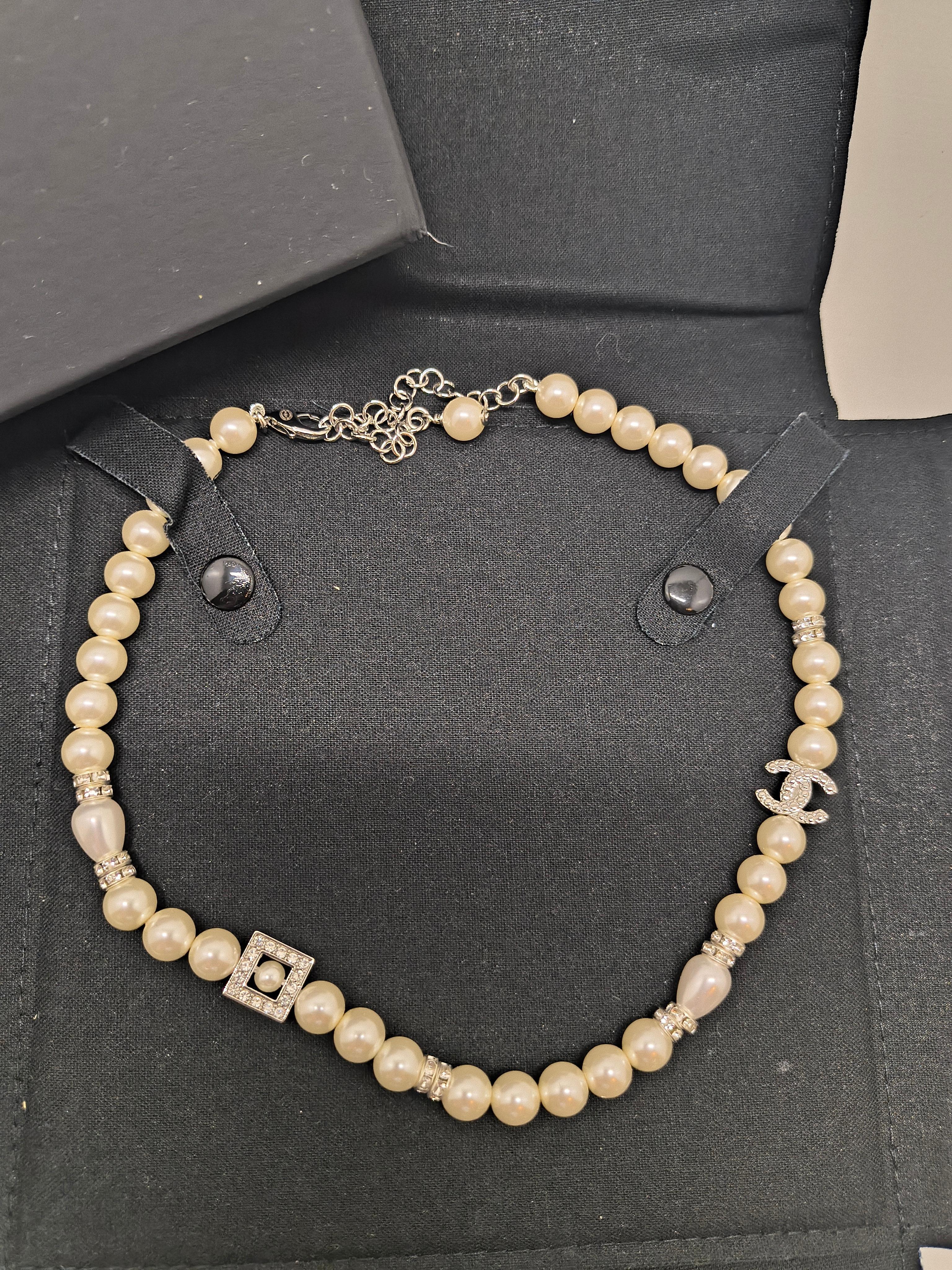 Chanel Collar gargantilla con perlas y logotipo CC - Colección B25 en venta 1