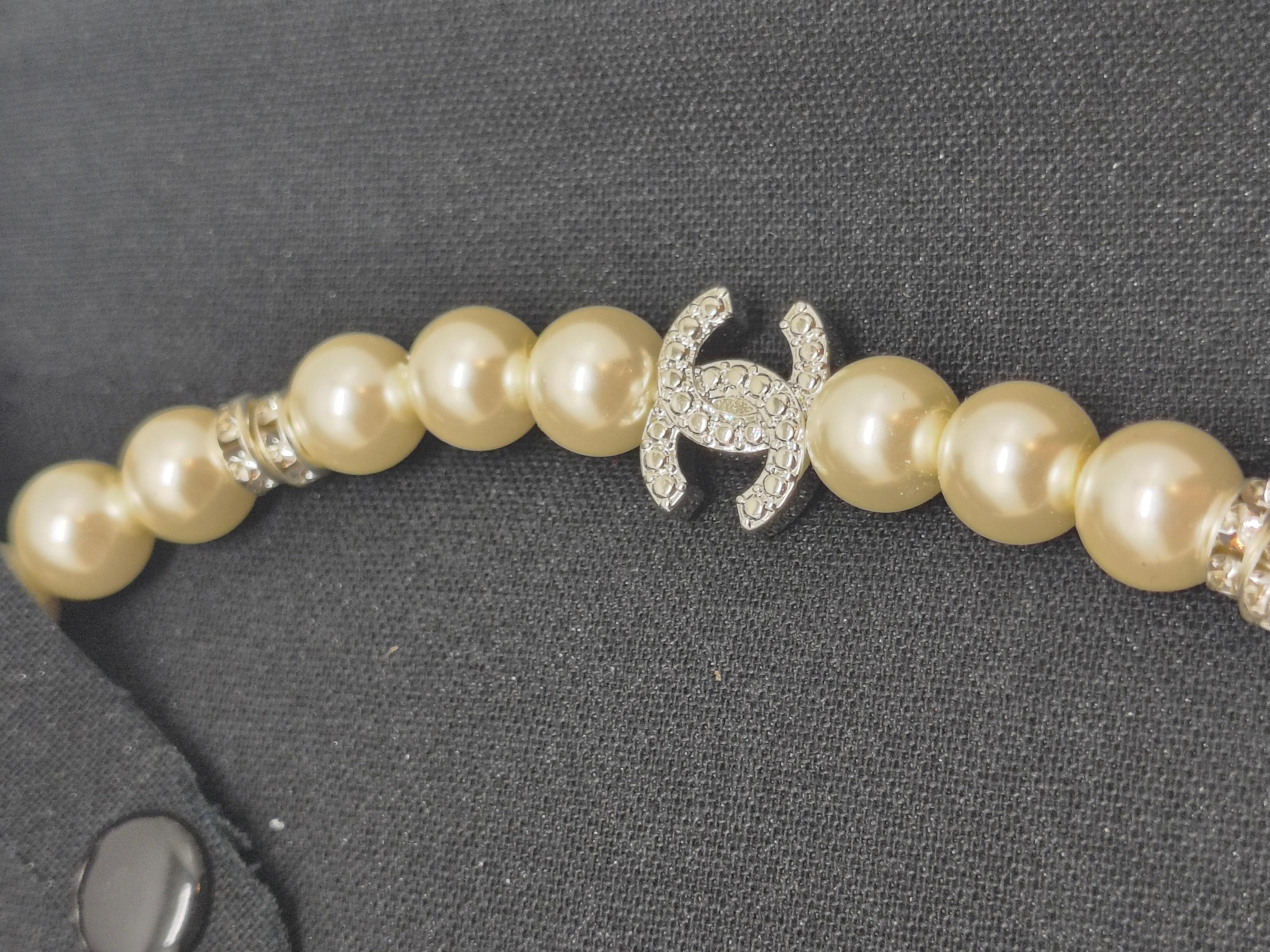 Chanel Collar gargantilla con perlas y logotipo CC - Colección B25 en venta 2