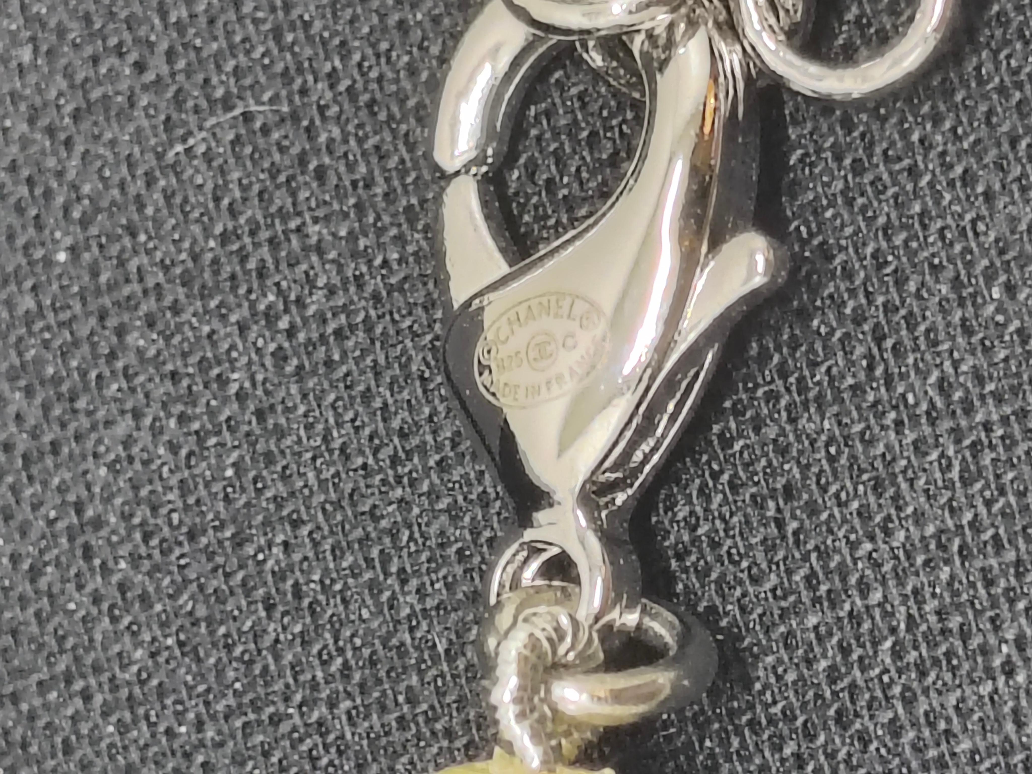 Chanel Collar gargantilla con perlas y logotipo CC - Colección B25 en venta 3