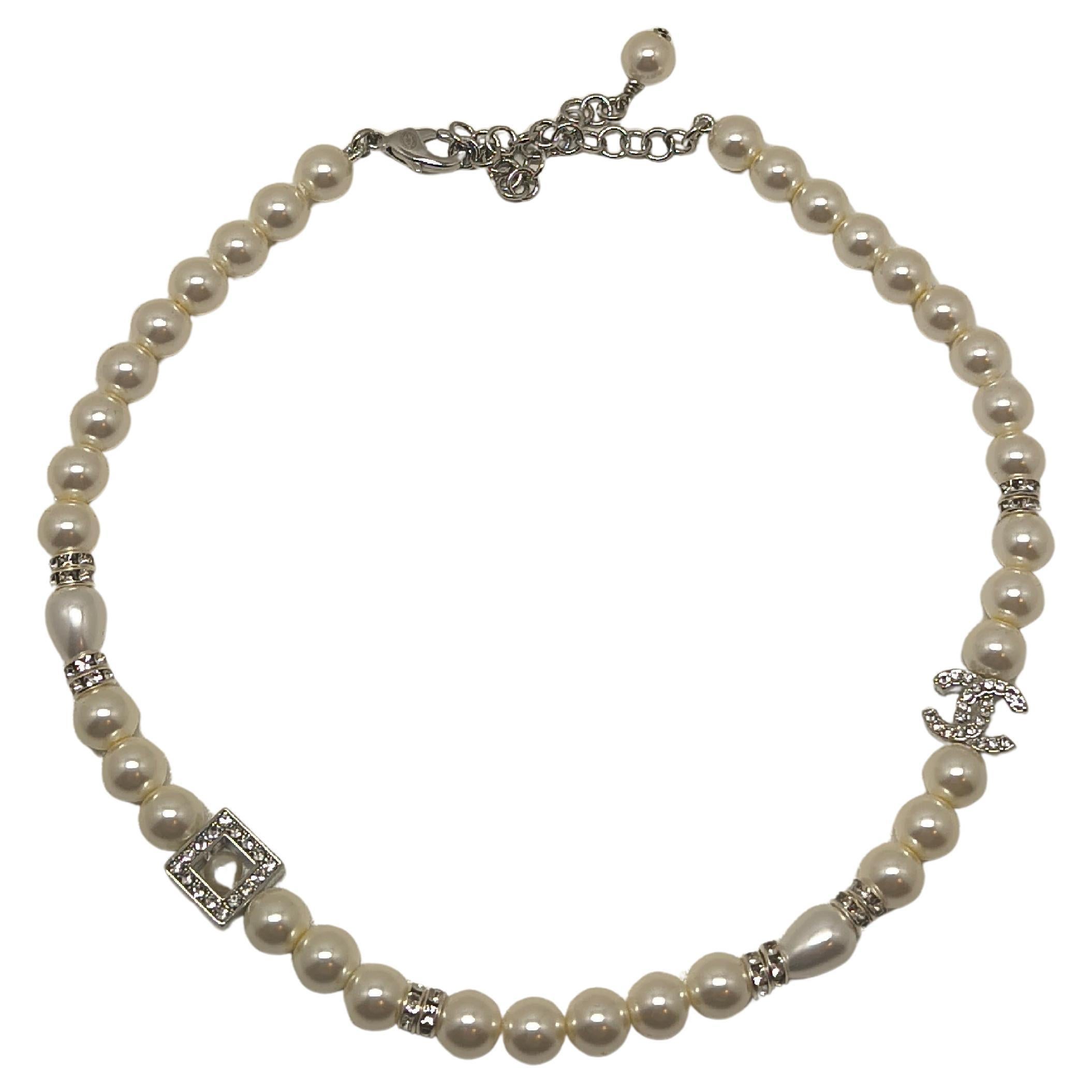 Chanel Collar gargantilla con perlas y logotipo CC - Colección B25 en venta