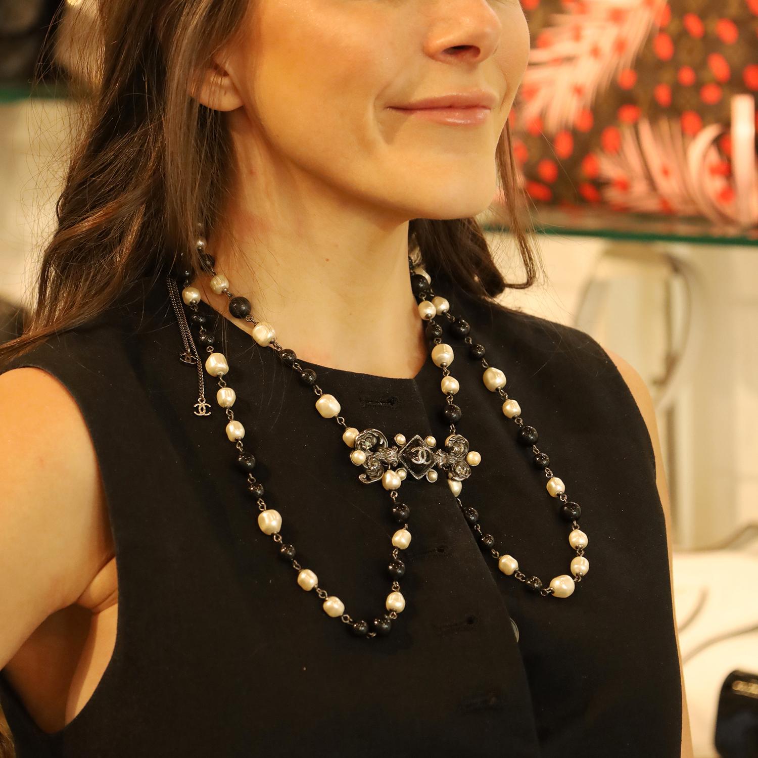 Chanel Pearl Bead Enamel CC Baroque Long Necklace Black White For Sale 12