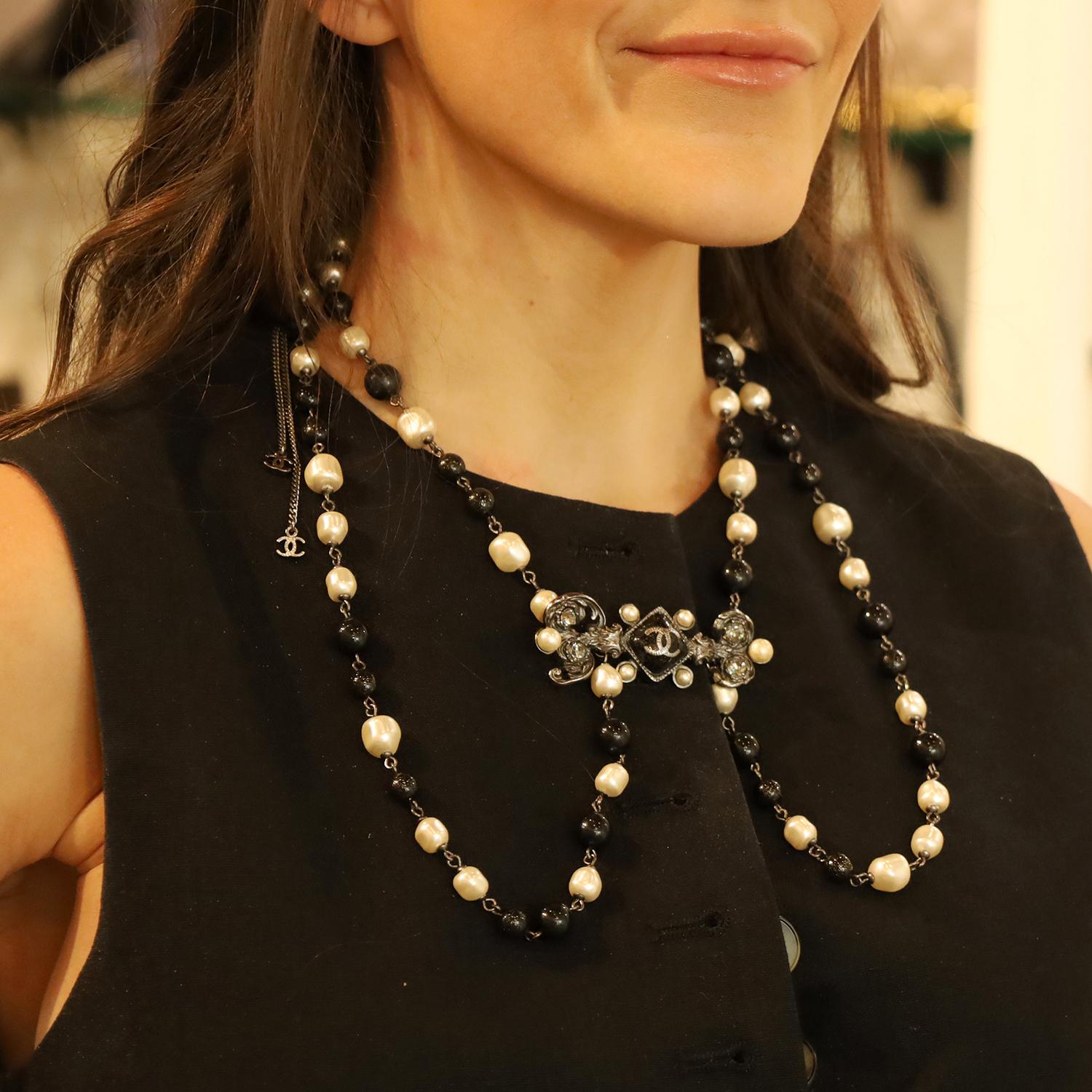 Chanel Pearl Bead Enamel CC Baroque Long Necklace Black White For Sale 13