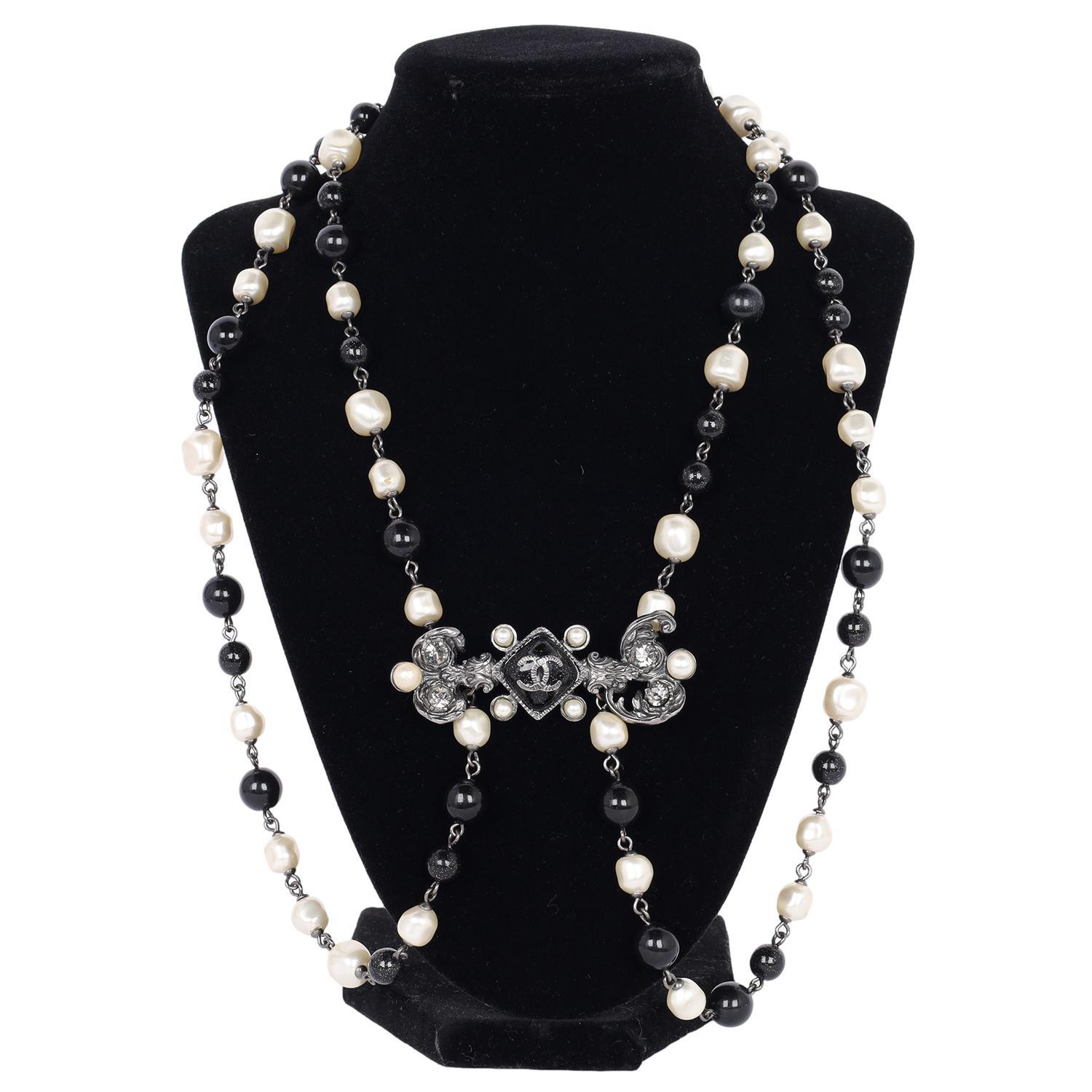 Chanel Pearl Bead Enamel CC Baroque Long Necklace Black White In Excellent Condition For Sale In Salt Lake Cty, UT